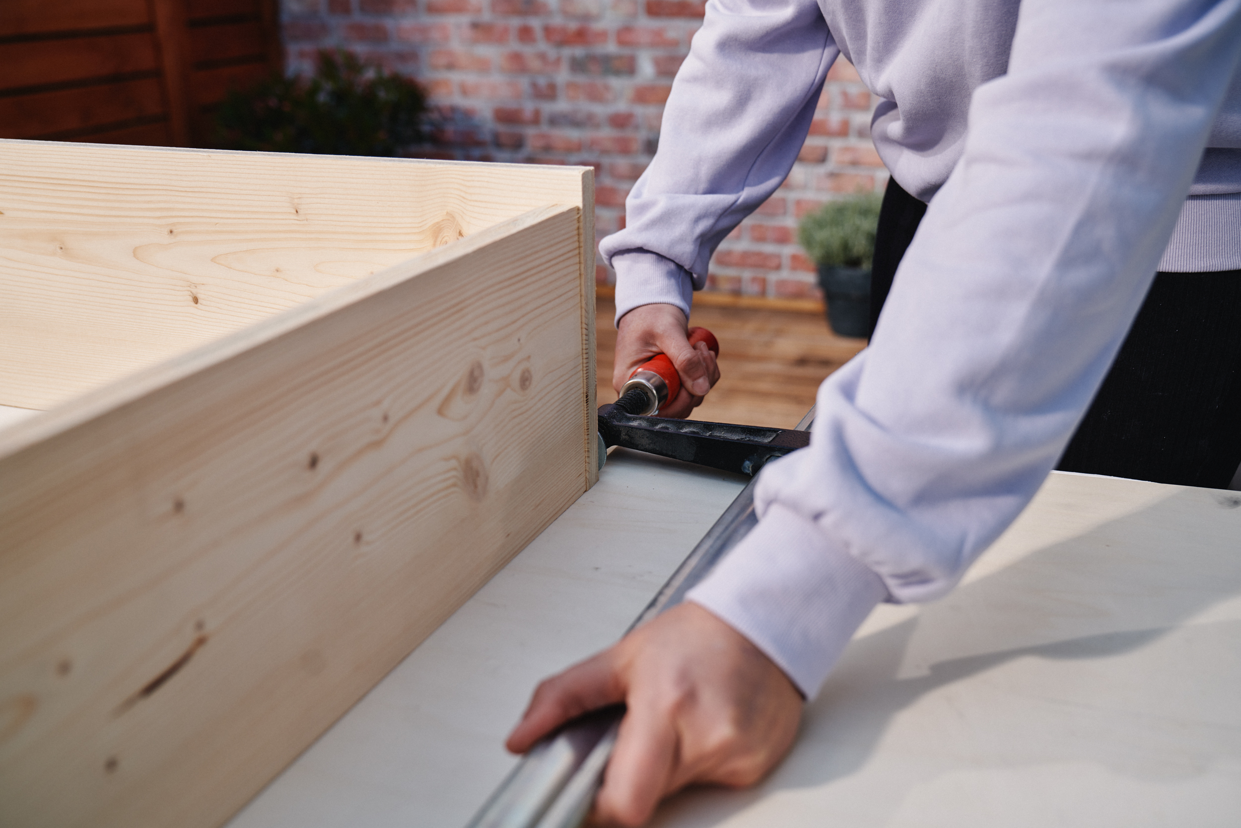 Svorka je nastavena na šroubování dřevěných dílů