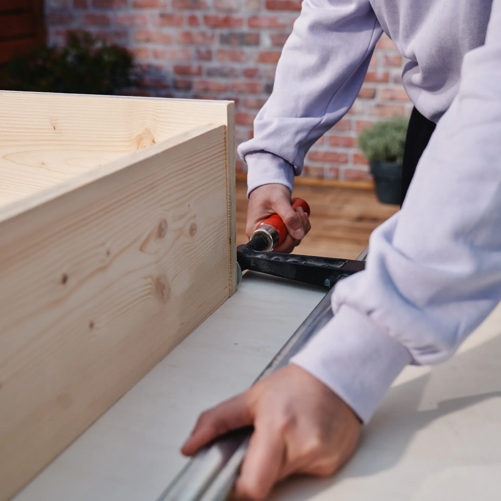 Svorka je nastavena na šroubování dřevěných dílů