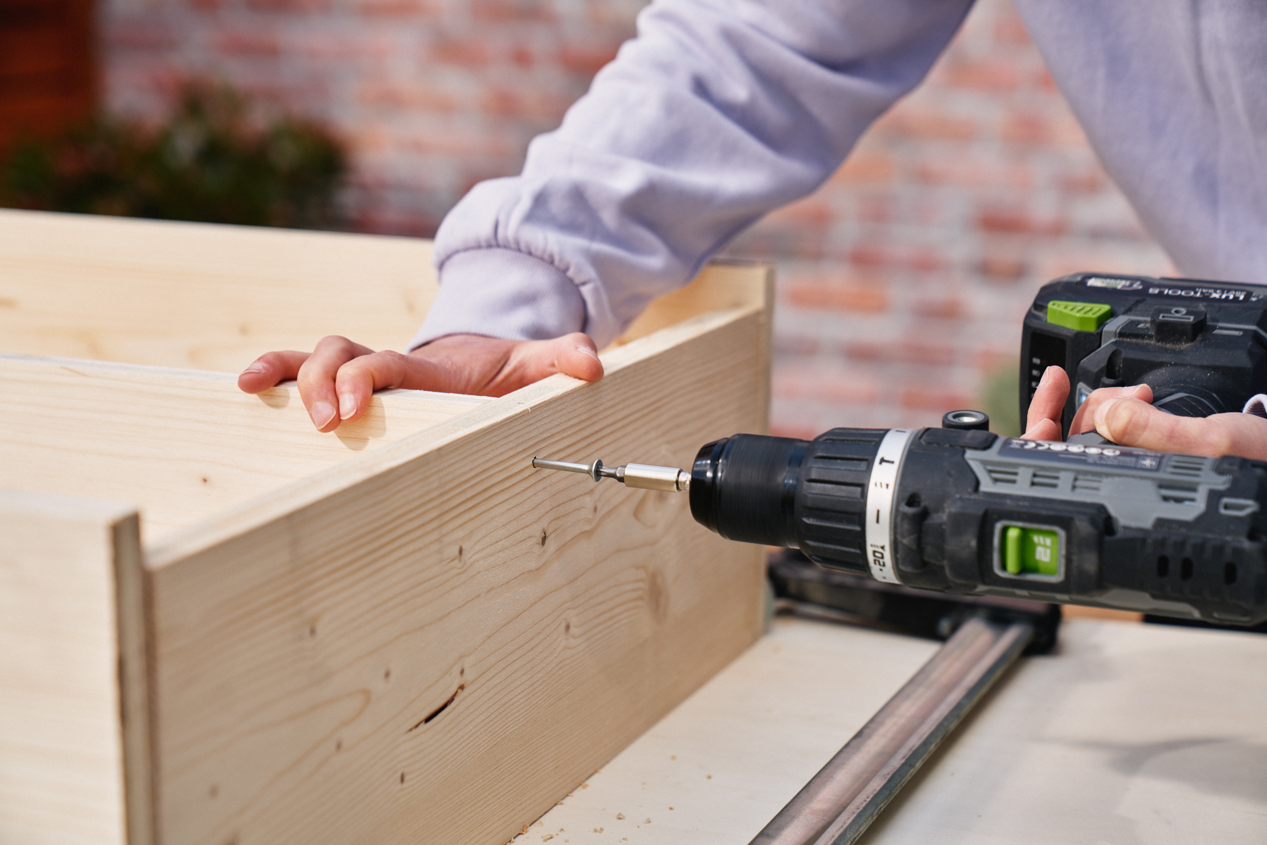 Střední stěna je přišroubována akumulátorovým šroubovákem