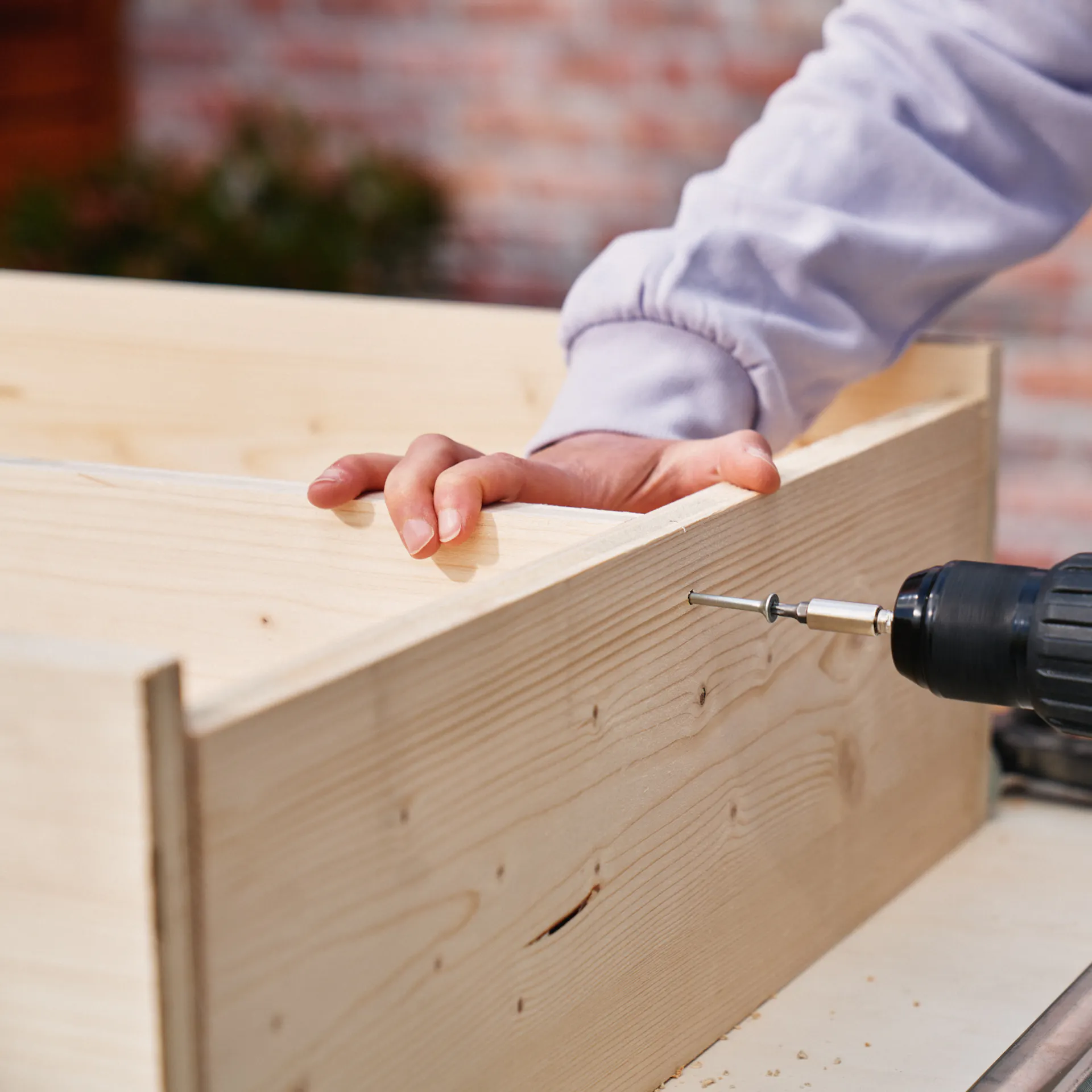 Střední stěna je přišroubována akumulátorovým šroubovákem