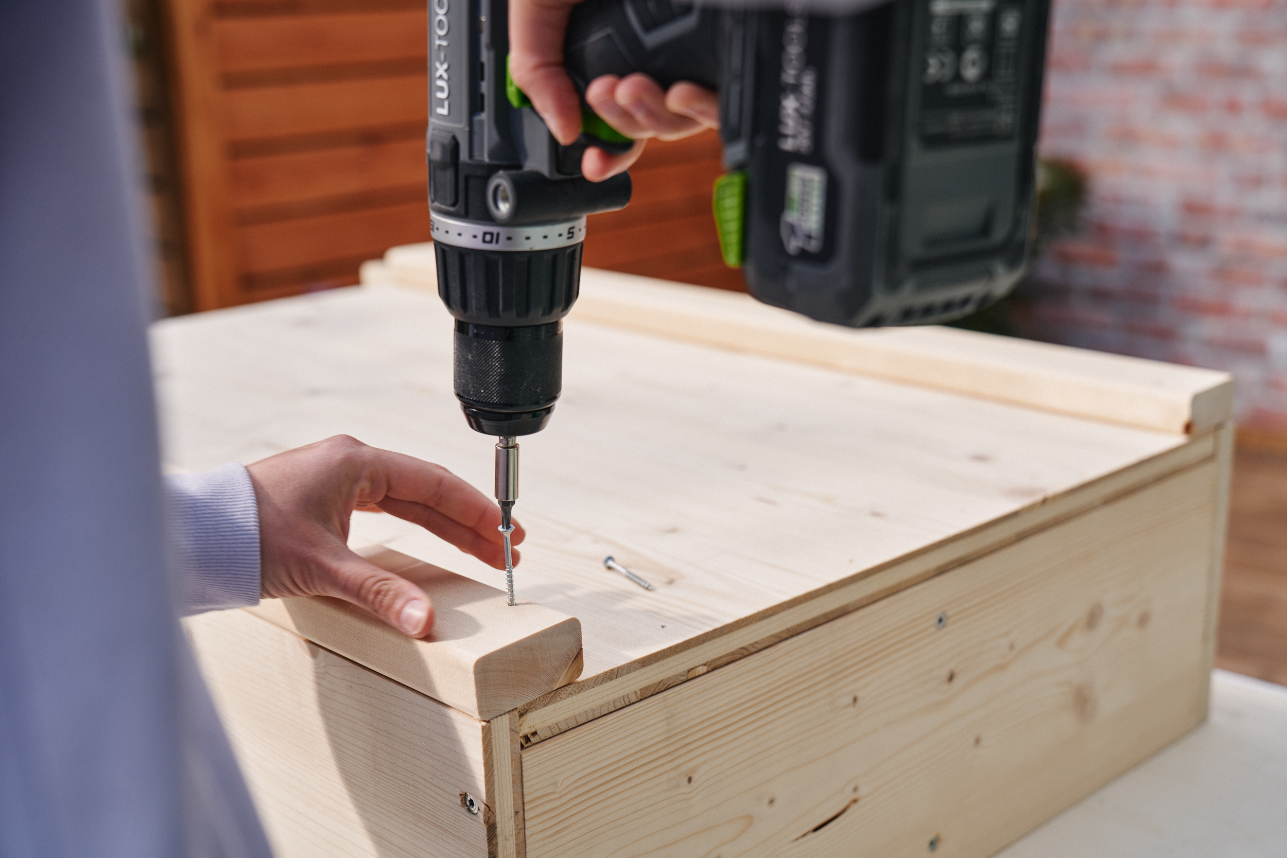 Deska stolu je přišroubována k rámu pomocí akumulátorového šroubováku