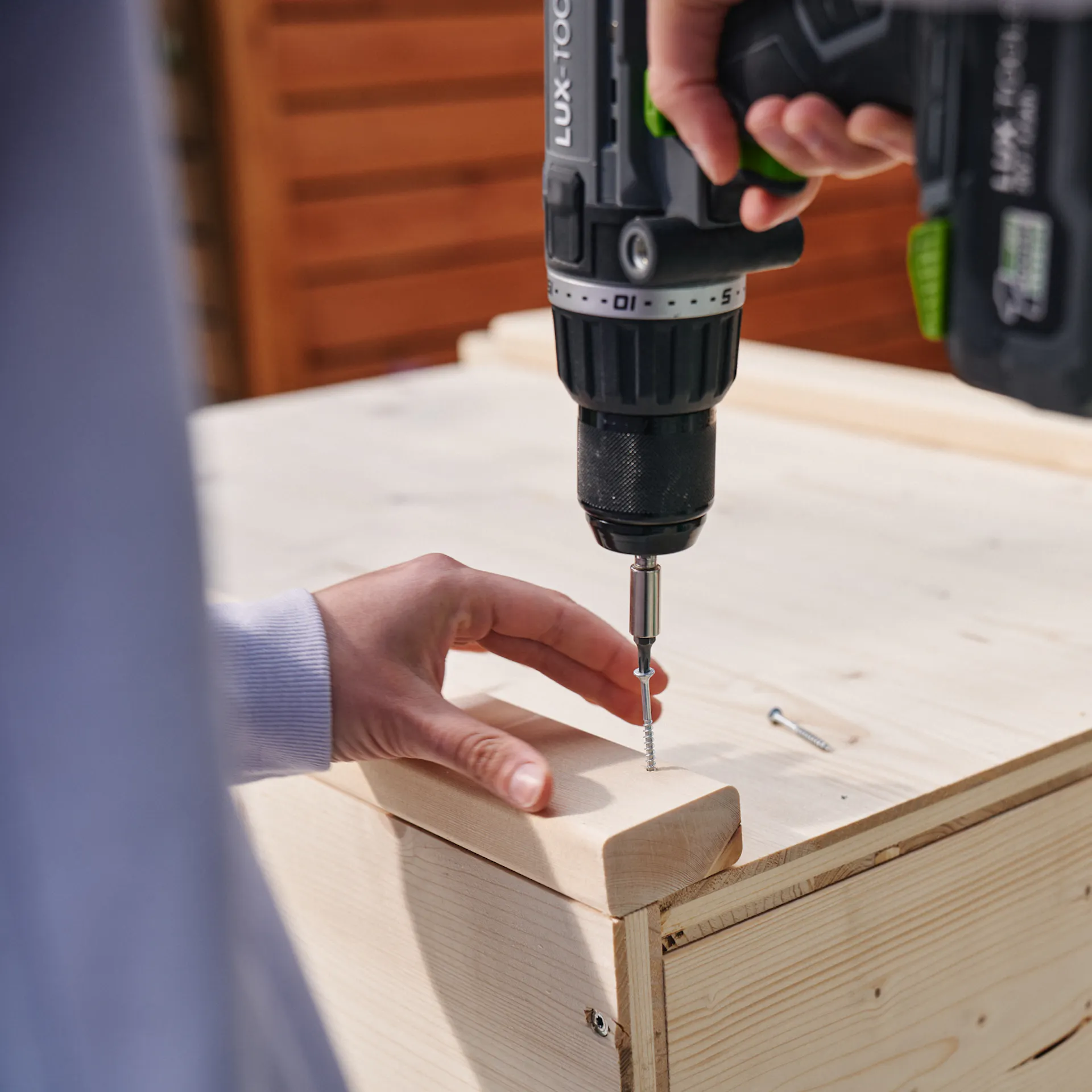 Deska stolu je přišroubována k rámu pomocí akumulátorového šroubováku