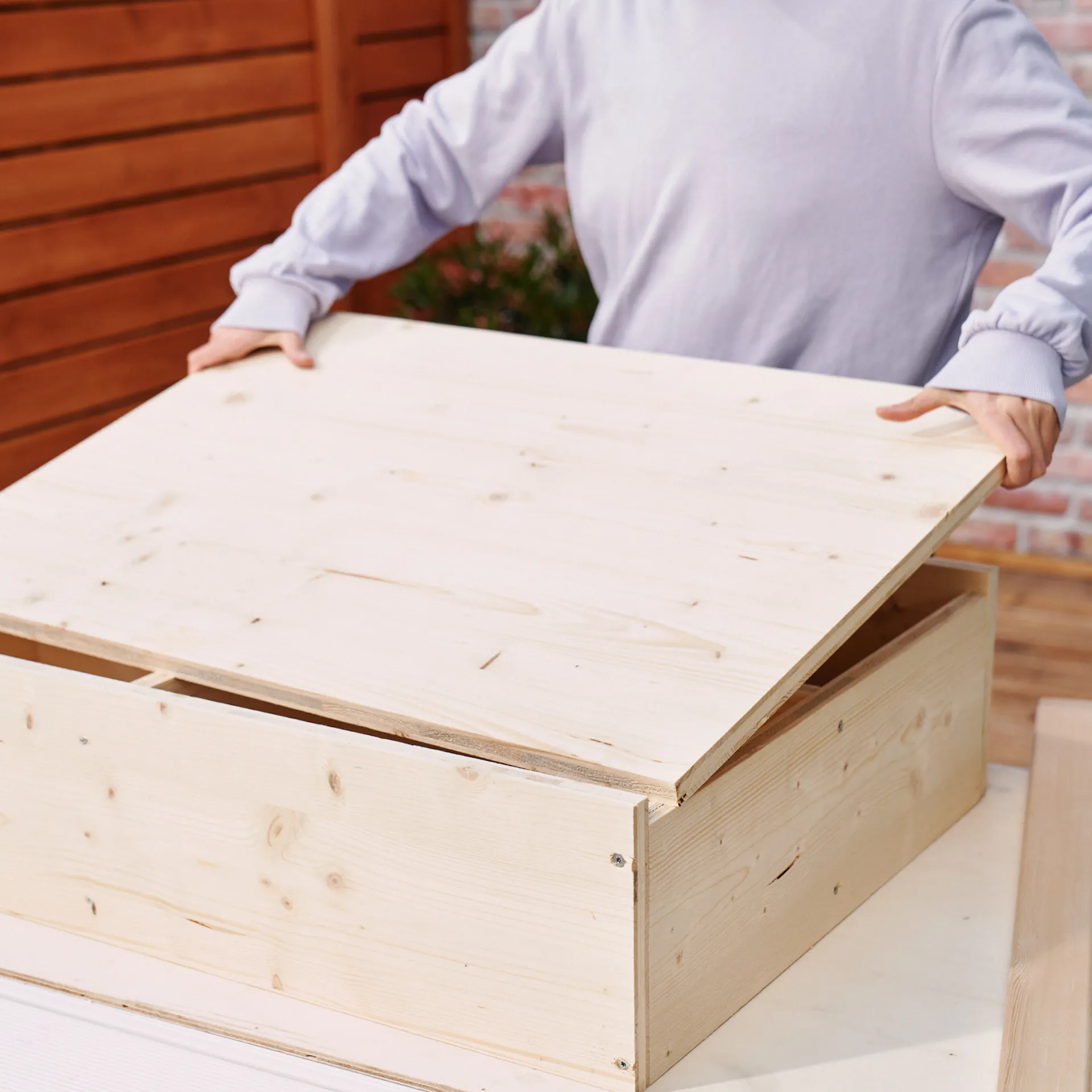 Deska stolu je umístěna na polici, tak aby se vešla