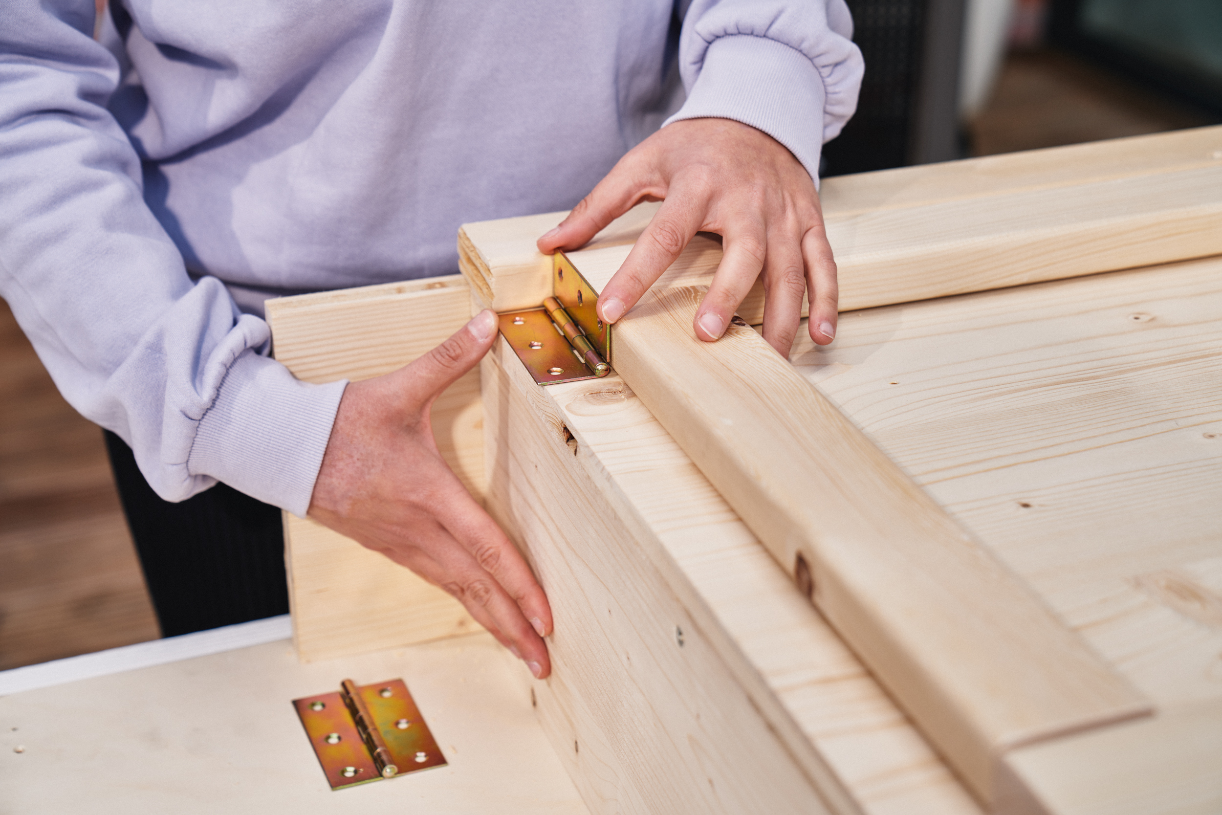 Pant je připevněn k desce stolu a rámu nohou