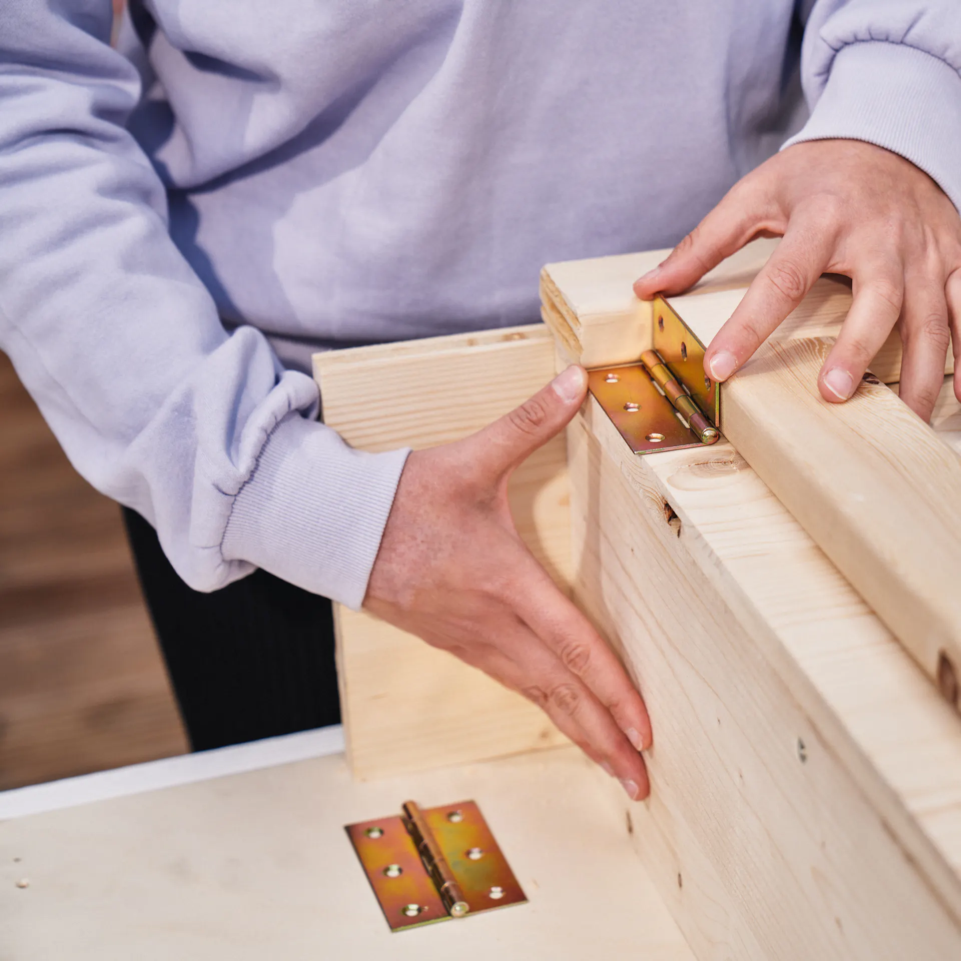 Pant je připevněn k desce stolu a rámu nohou