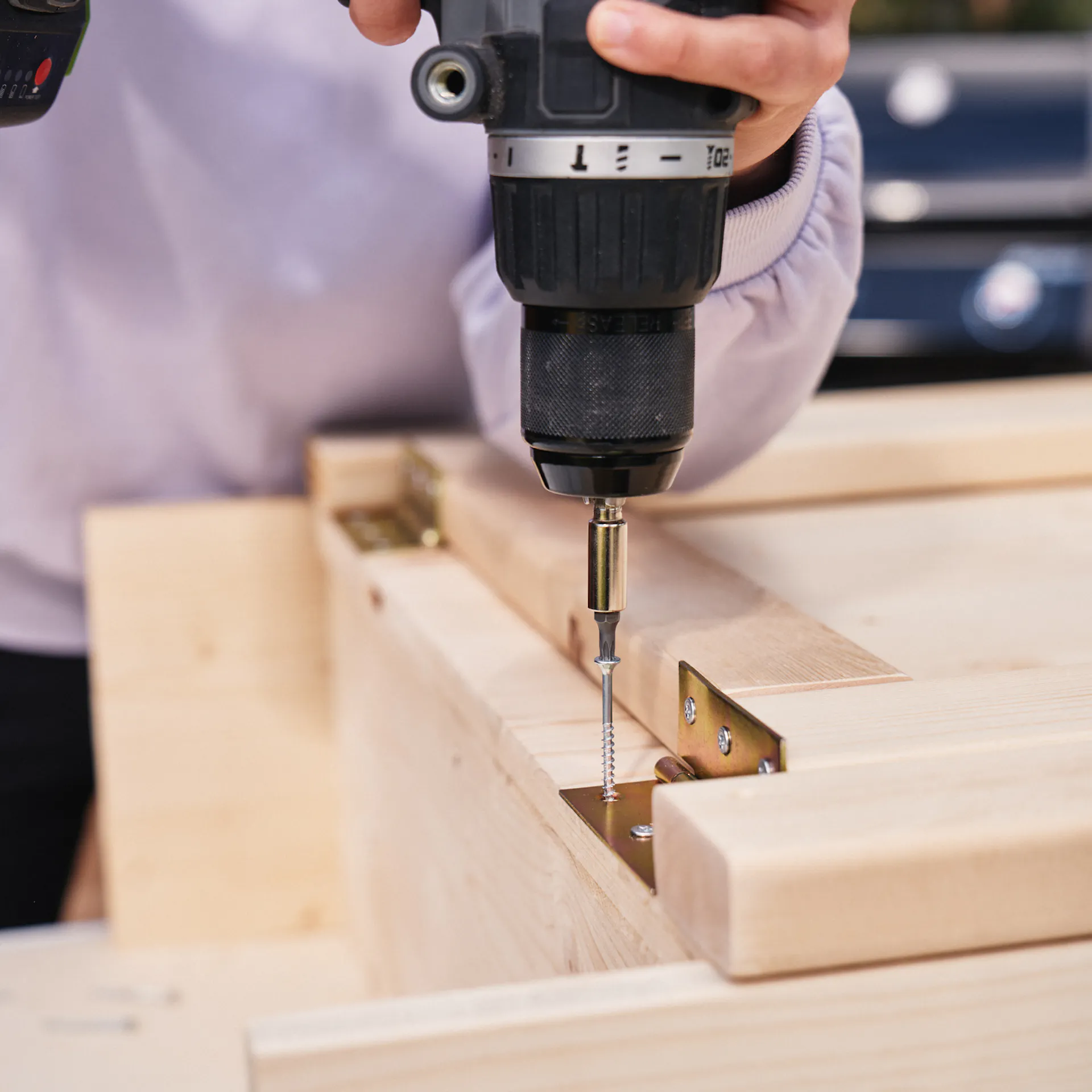 Druhý závěs je připevněn k desce stolu a rámu nohou