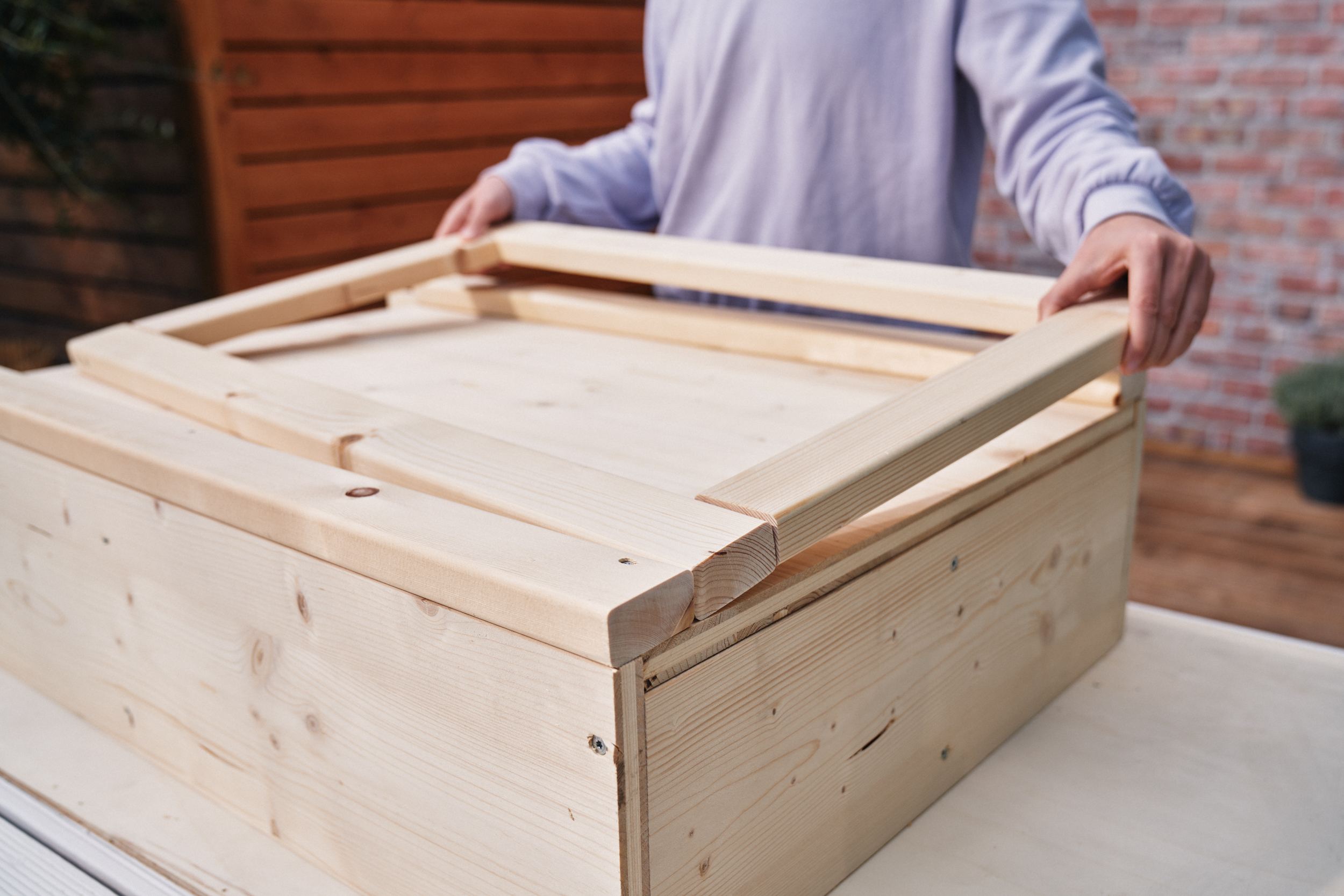 Rám na dřevě je umístěn na desce stolu