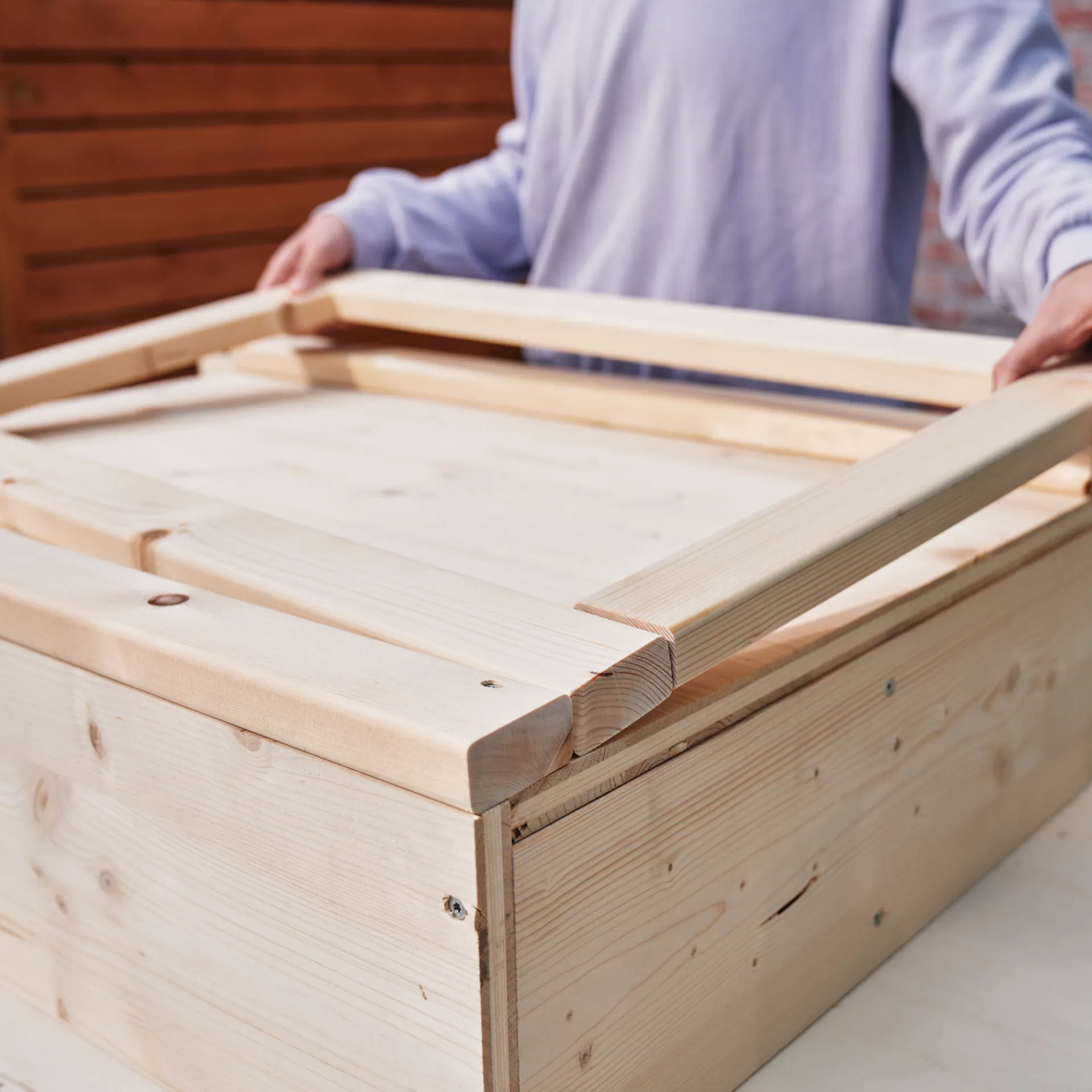 Rám na dřevě je umístěn na desce stolu