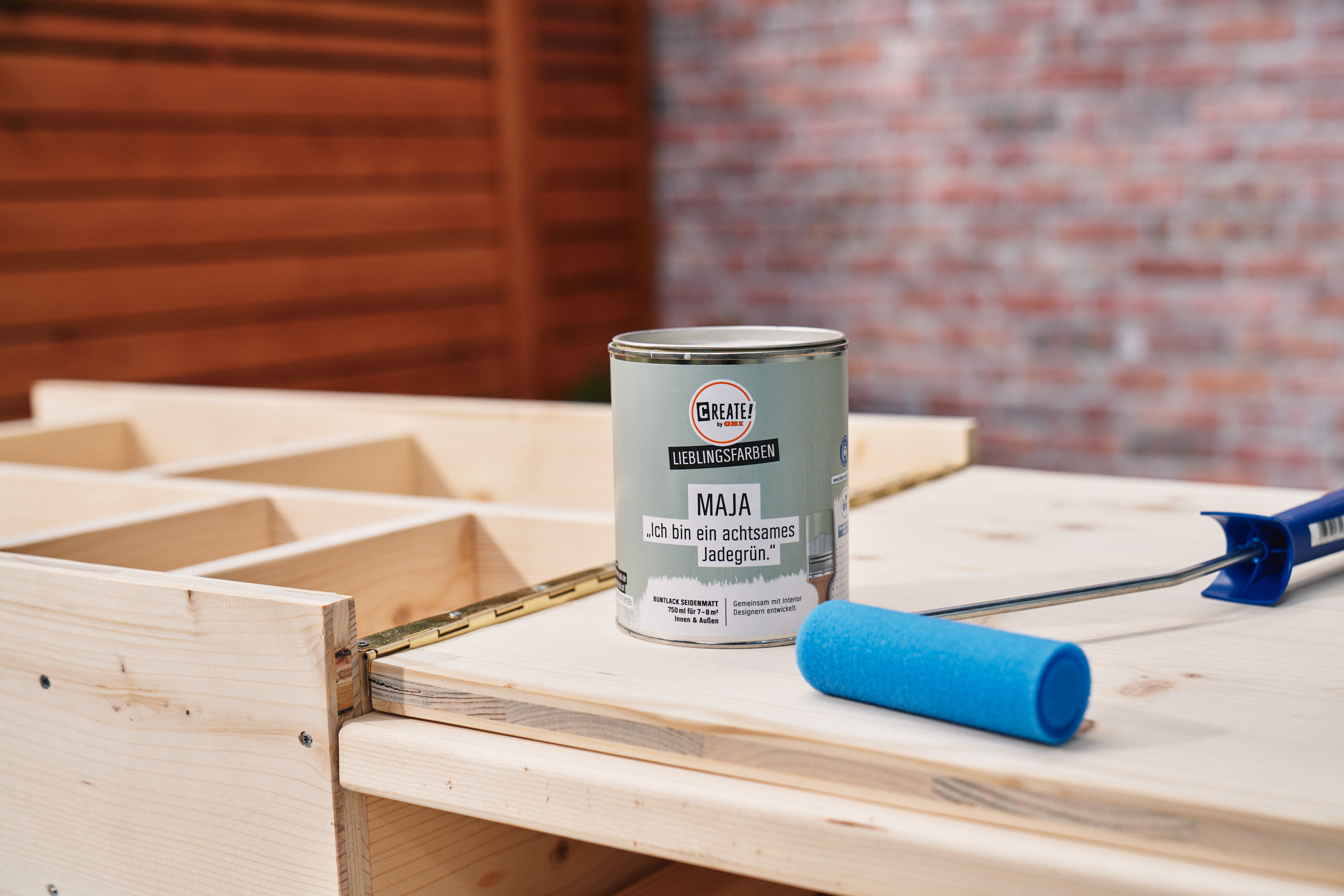 Barva s válečkem na grilovacím stole