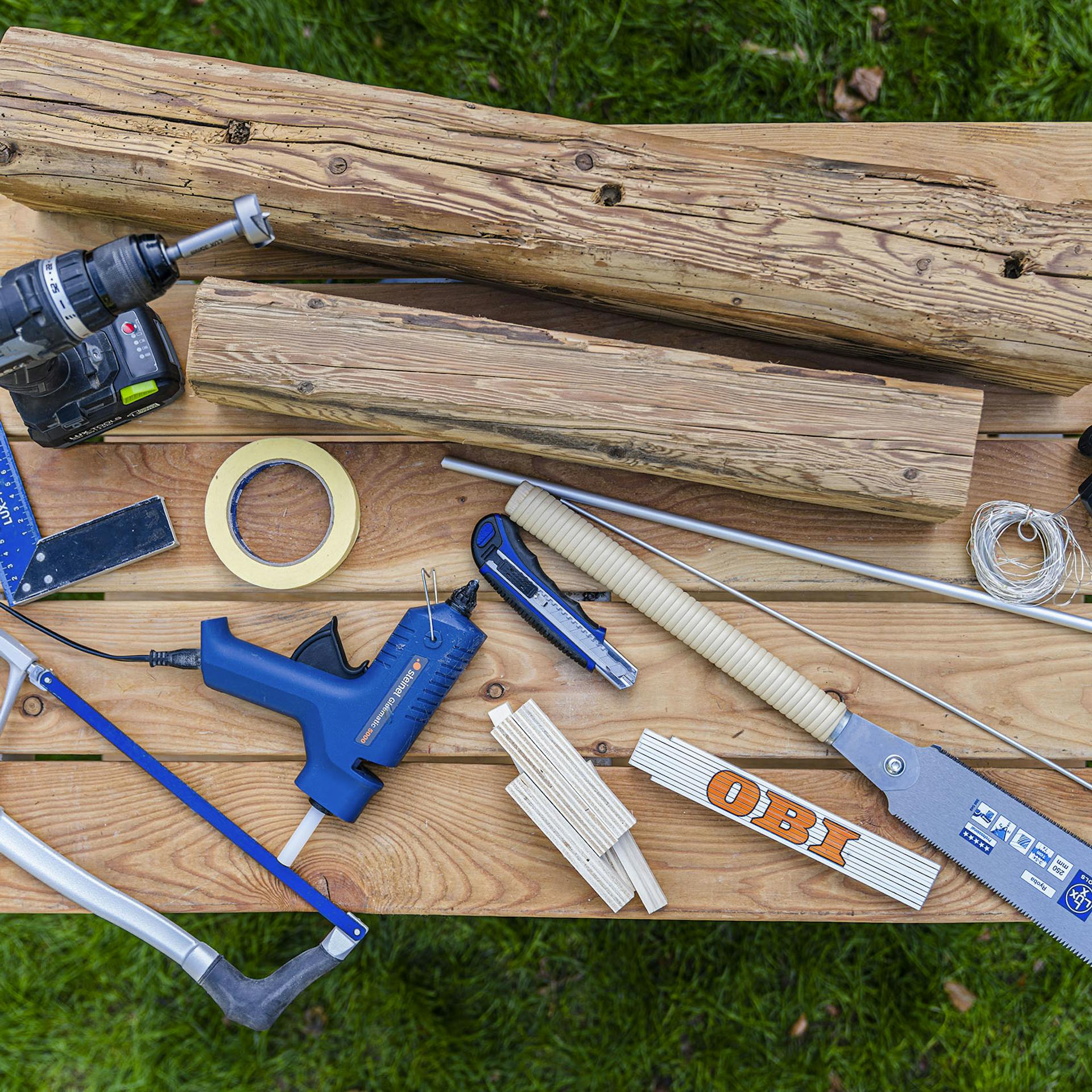 A lámpához szükséges anyagok láthatóak az asztalon.