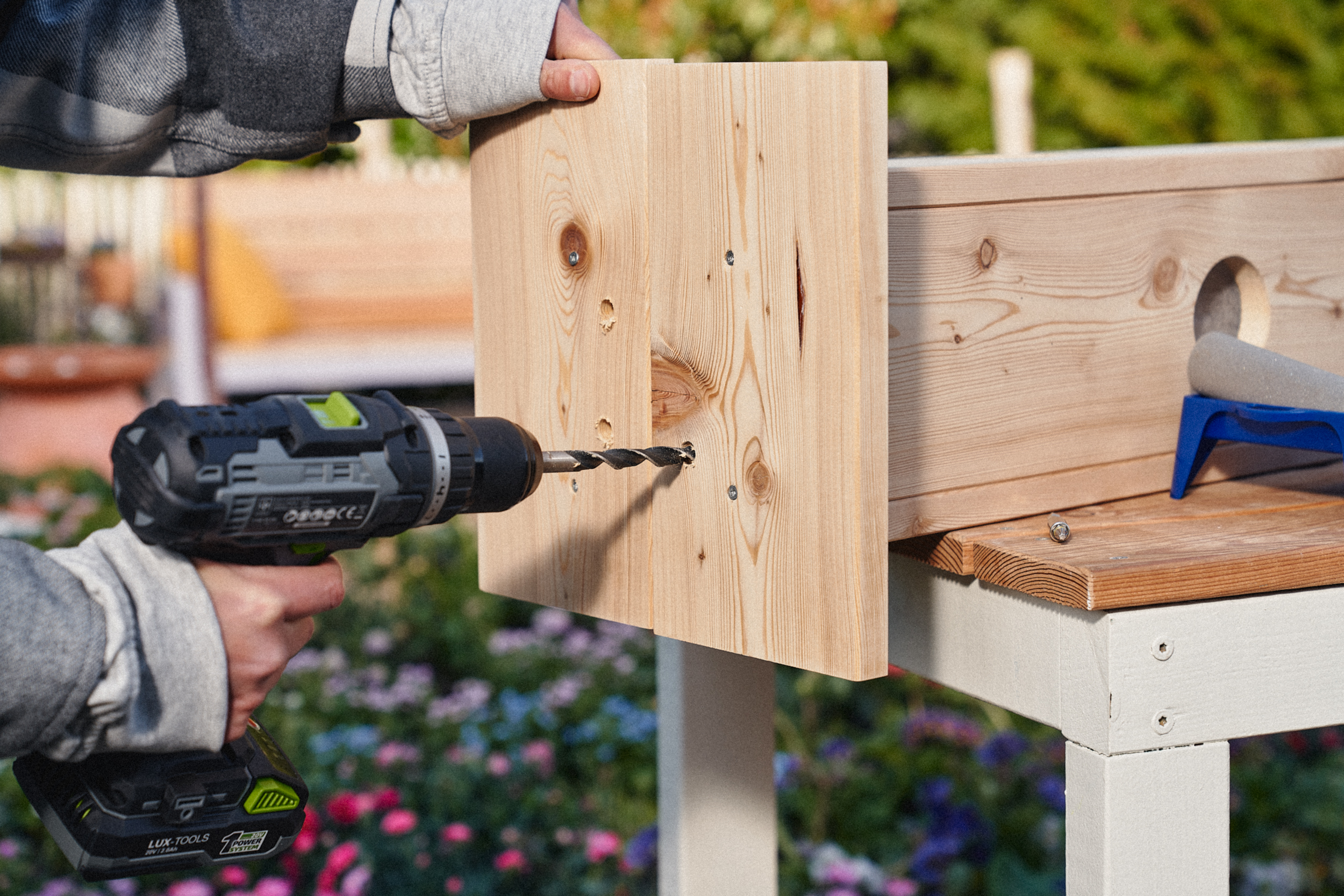 Pomocí akumulátorové vrtačky se do základny vyvrtají odtokové otvory.