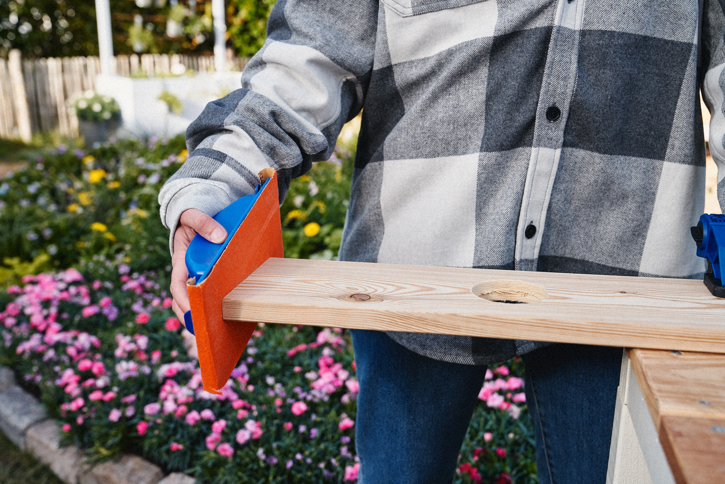Hrany se odjehlí pomocí brusného bloku a smirkového papíru.