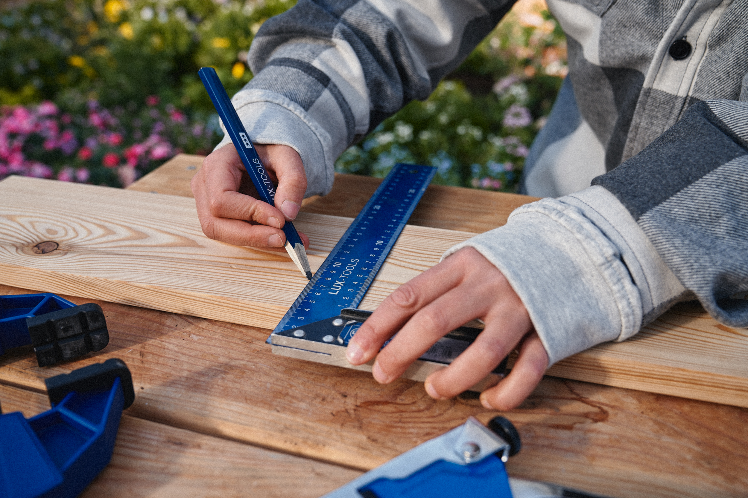 Délka na dřevěné lati je vyznačena konstrukčním úhlem.