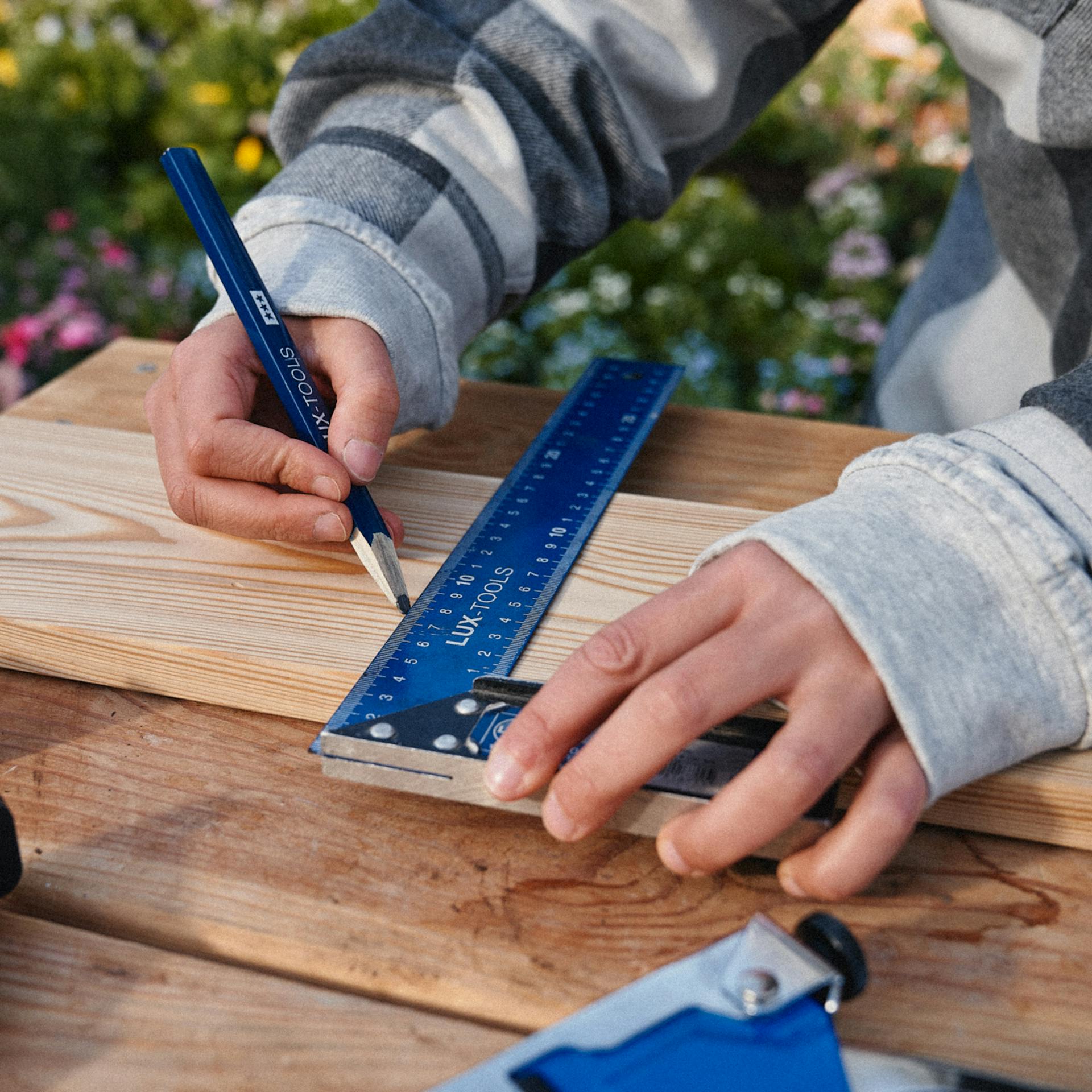 Die Länge auf der Holzlatte wird mir einem Konstruktionswinkel angezeichnet