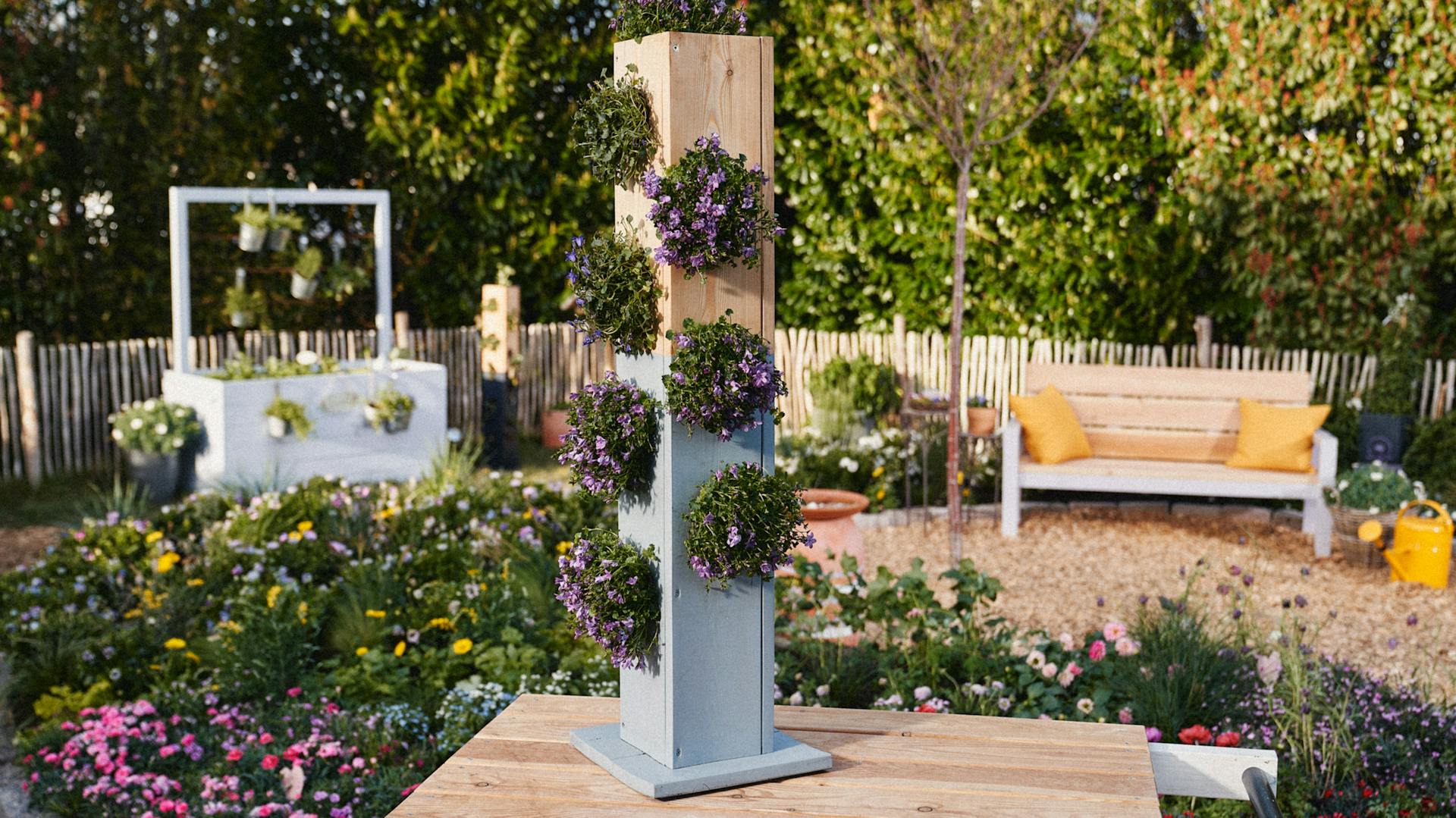 Der fertige Pflanzturm in einem Garten