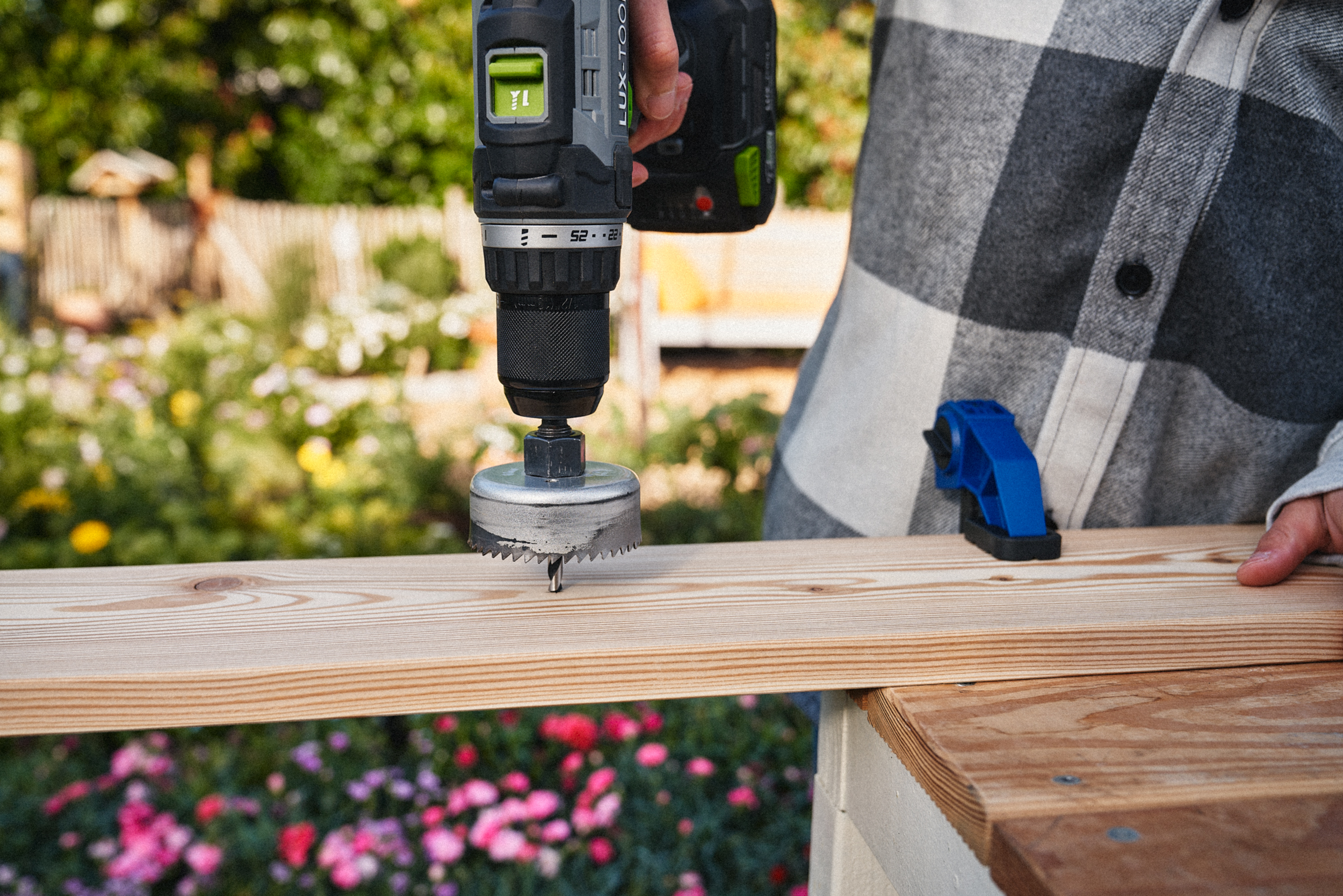 Otvory se do latí vrtají pomocí vrtačky.