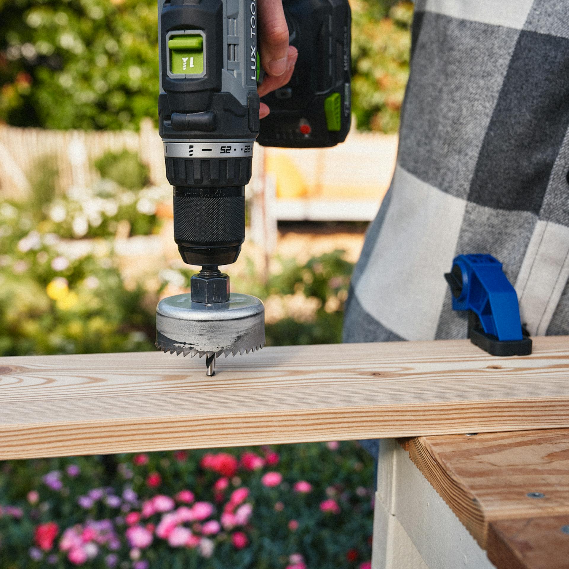 Mithilfe eines Topfbohrers werden die Löcher in die Latten gebohrt