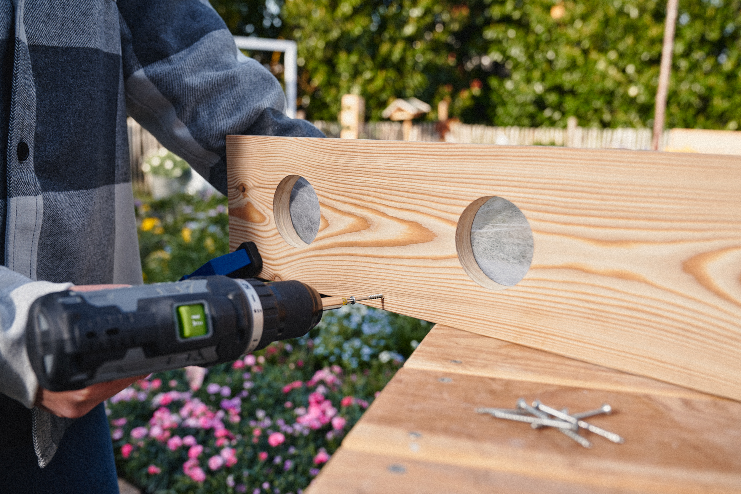 Pomocí akumulátorové vrtačky se lamely sešroubují.
