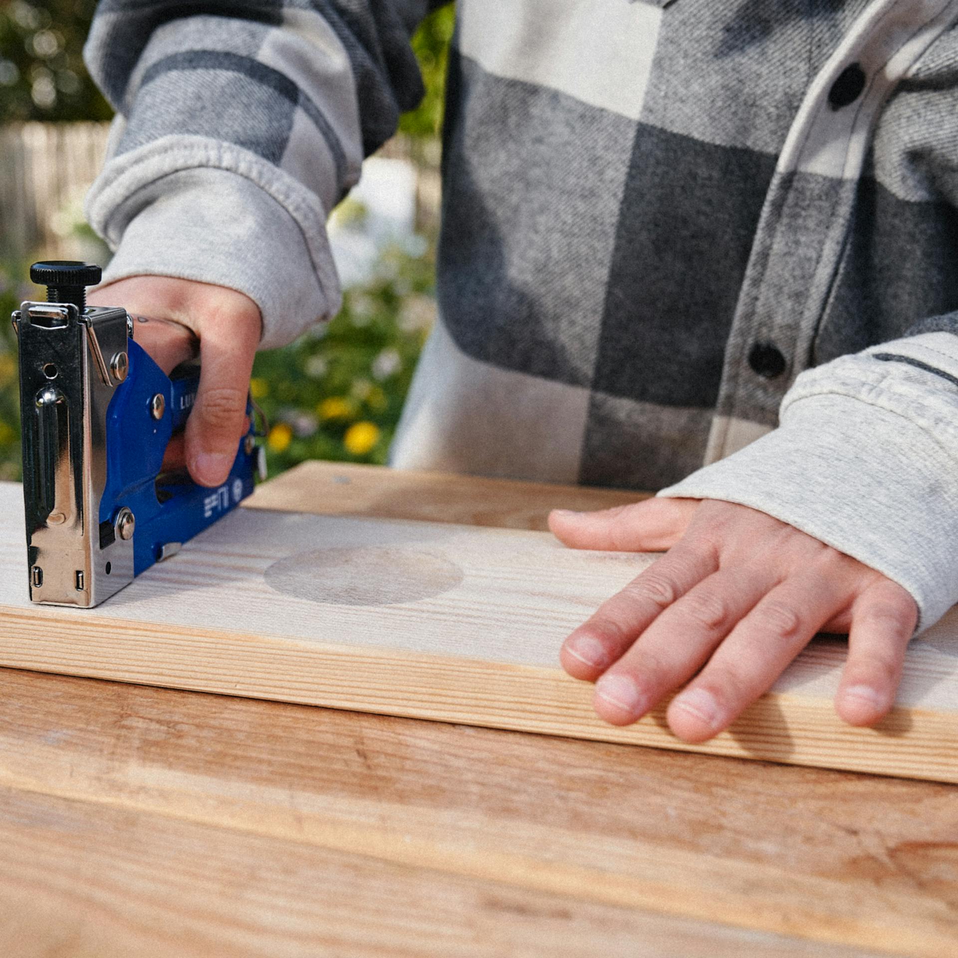Unkrautvlies wird von Innen an die Latten getackert