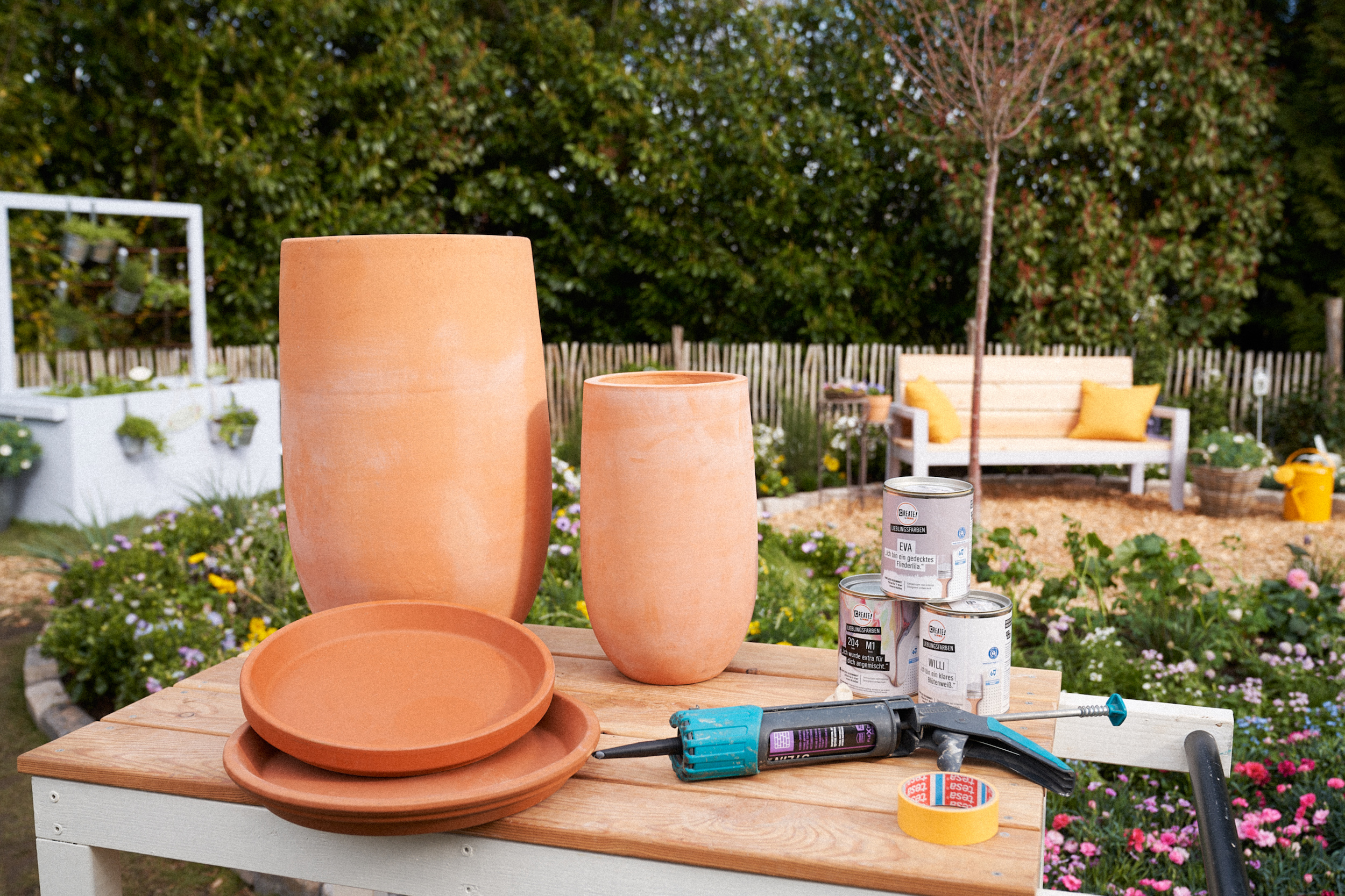 A madáritató készítéséhez szükséges anyagok egy asztalon.