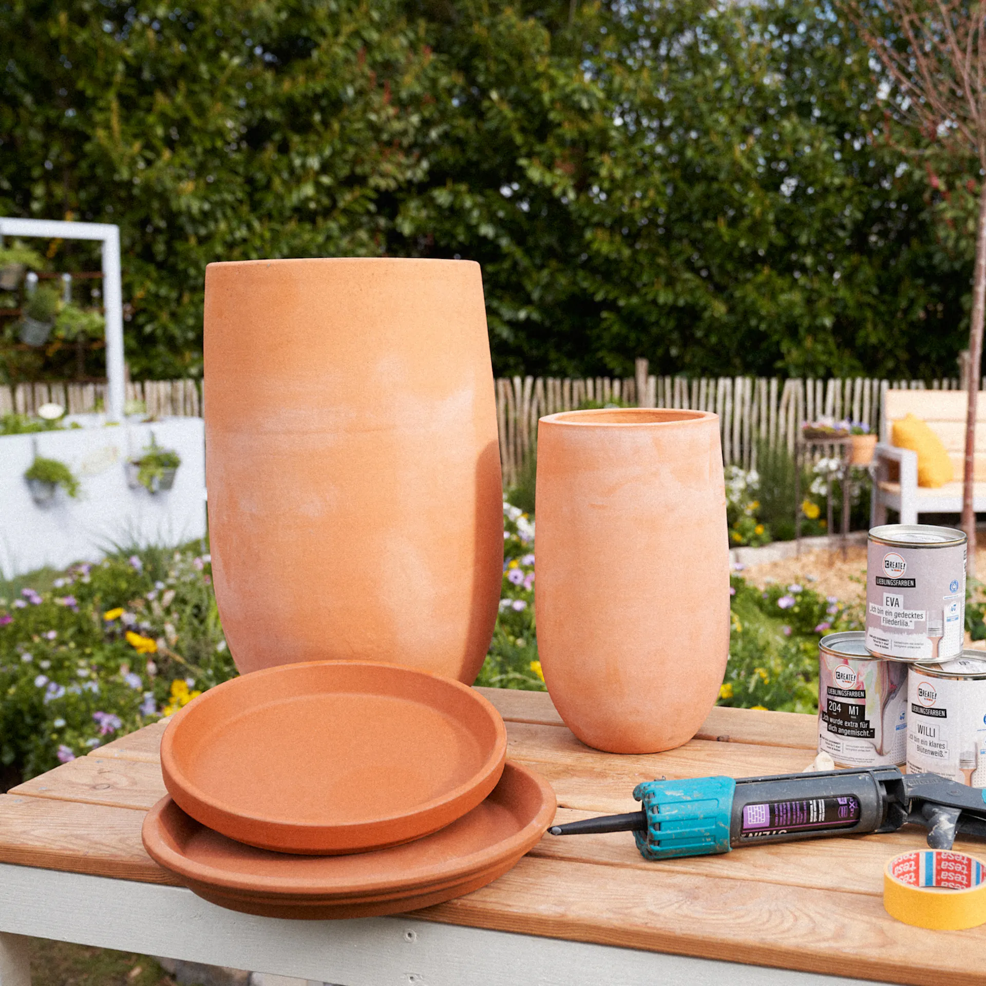 A madáritató készítéséhez szükséges anyagok egy asztalon.