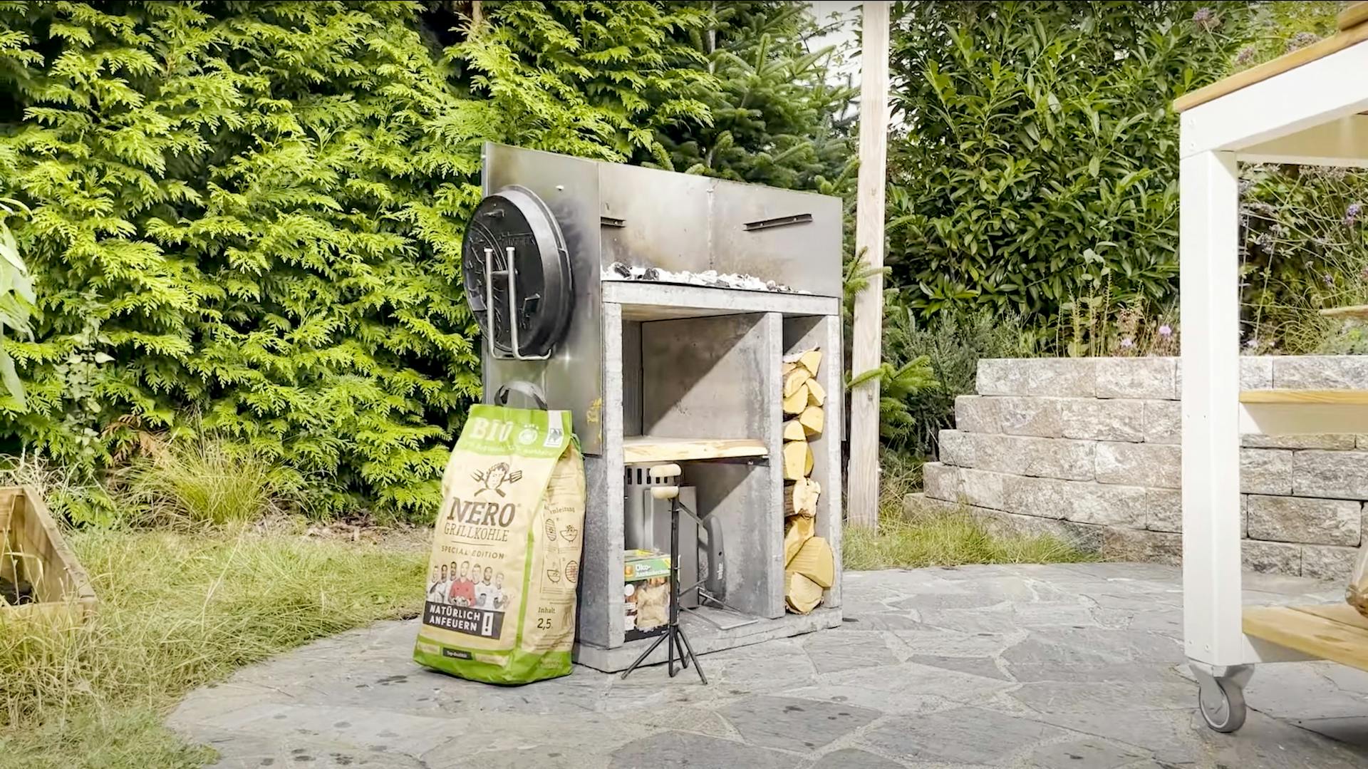 Feuertisch auf dem Kohle glüht