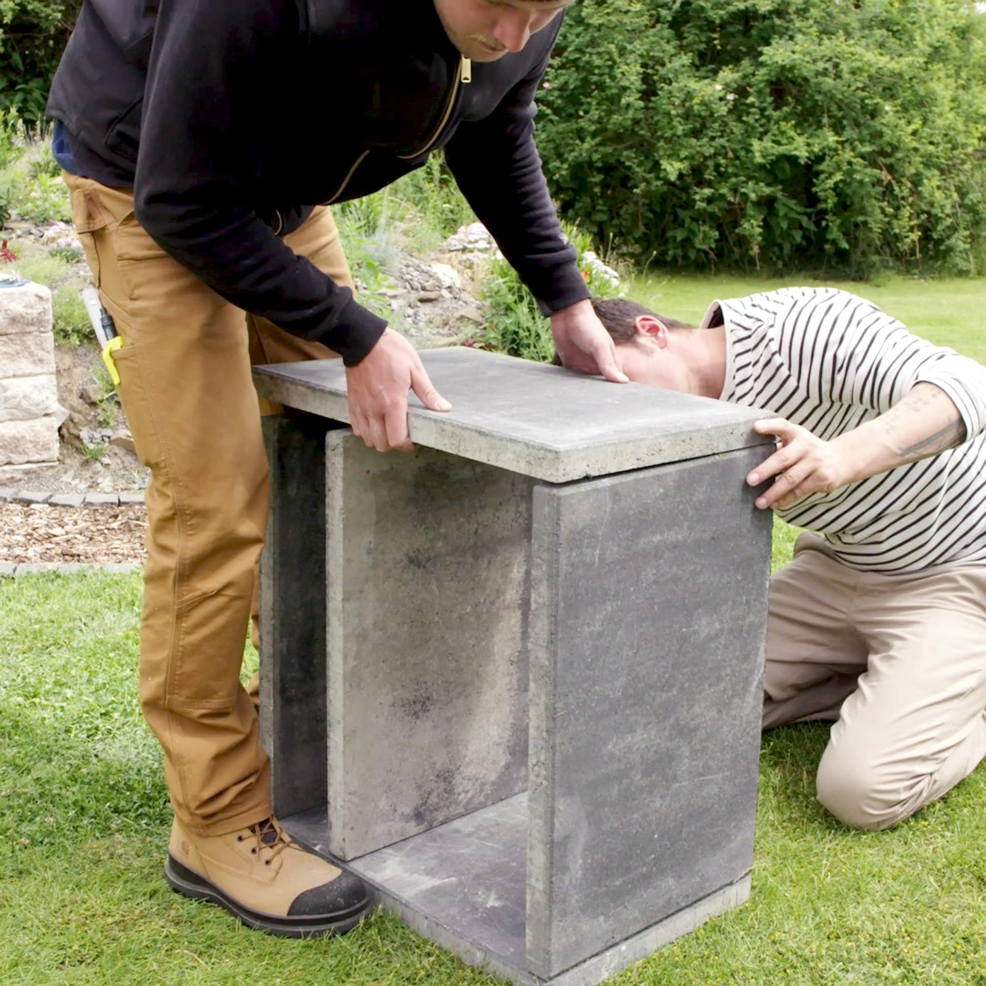 Der Rahmen für die Dutch Oven-Feuerstelle wird probeweise zusammengesetzt.