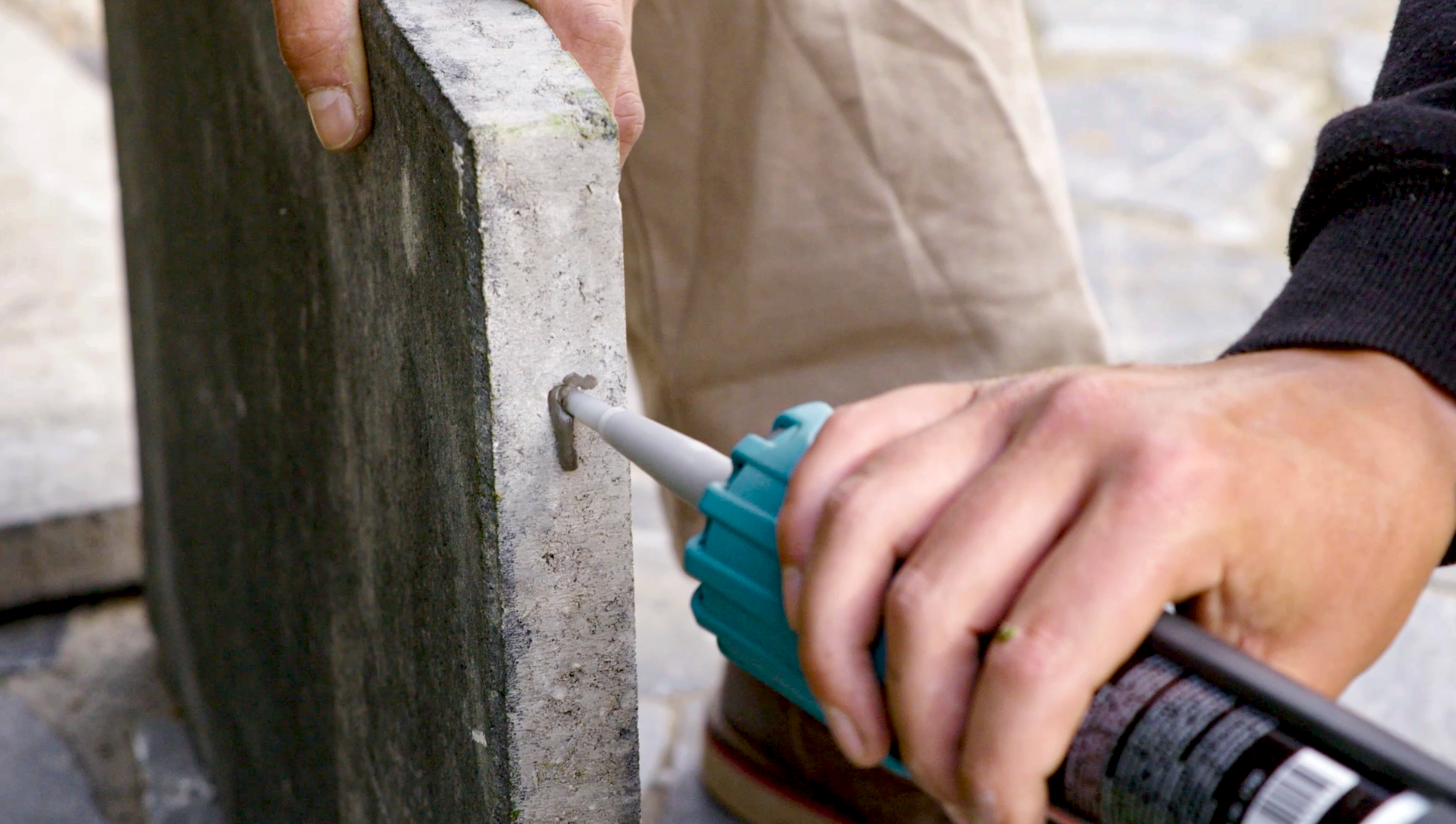 Betonplatten werden verklebt.