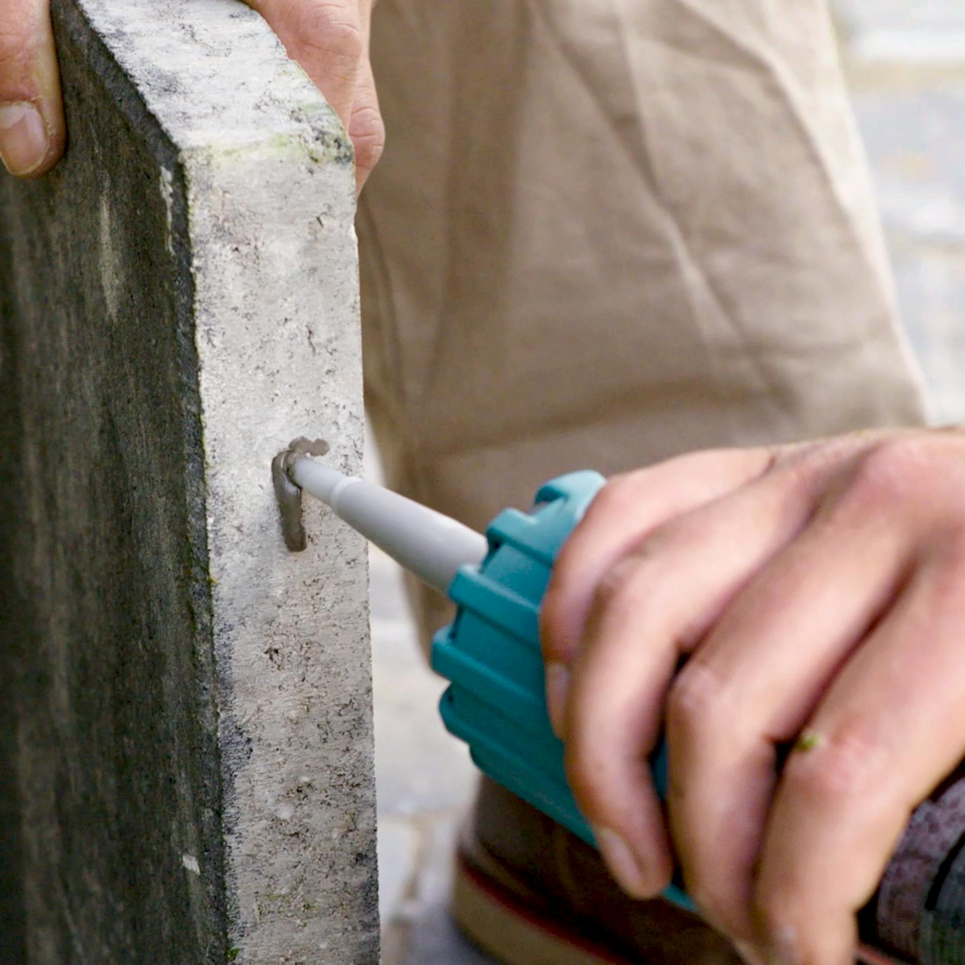 Betonplatten werden verklebt.