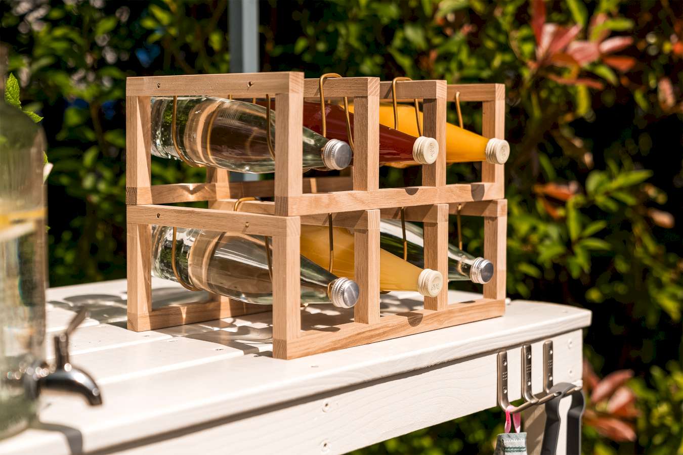 Ein Weinregal aus Holz und Messing, in dem sich Flaschen befinden