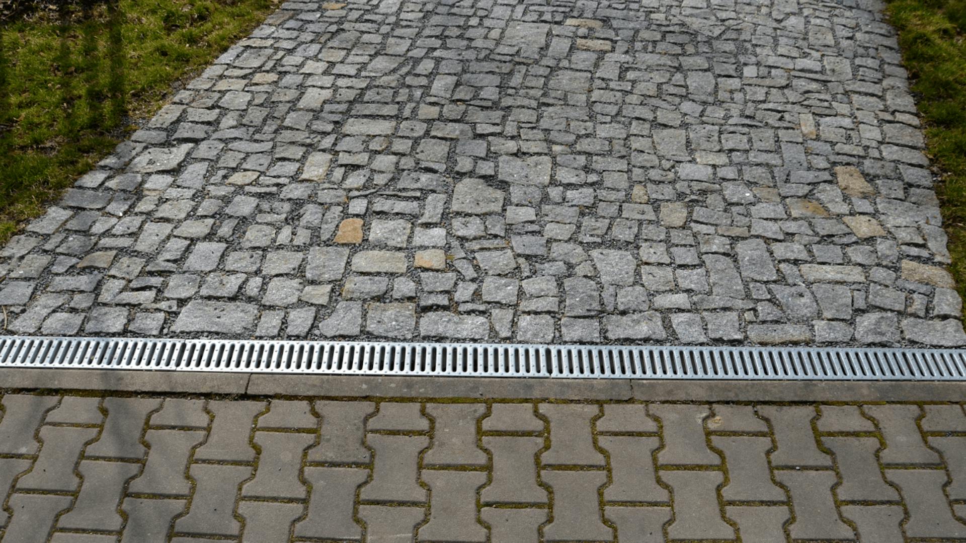 Entwässerungsrinne in gepflastertem Bereich