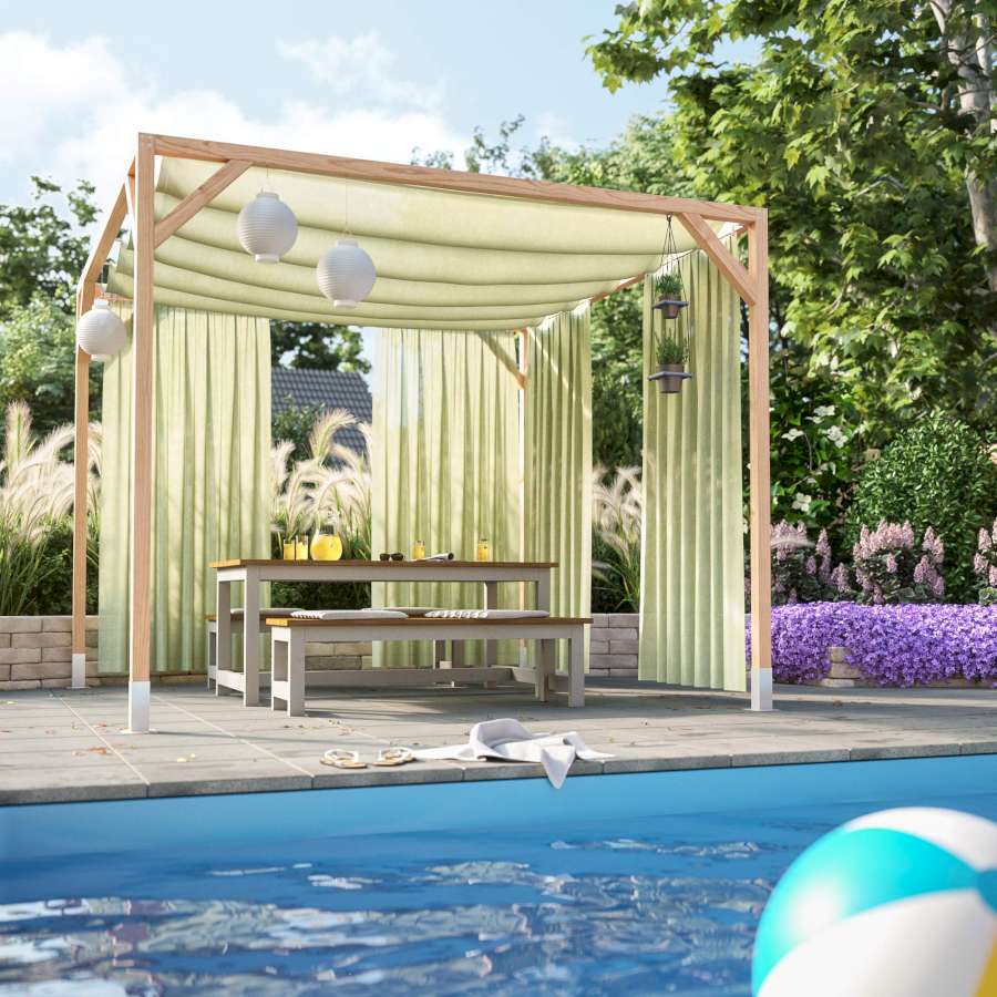 Ein Pavillon, der als Sonnenschutz dient, steht hinter einem Pool.