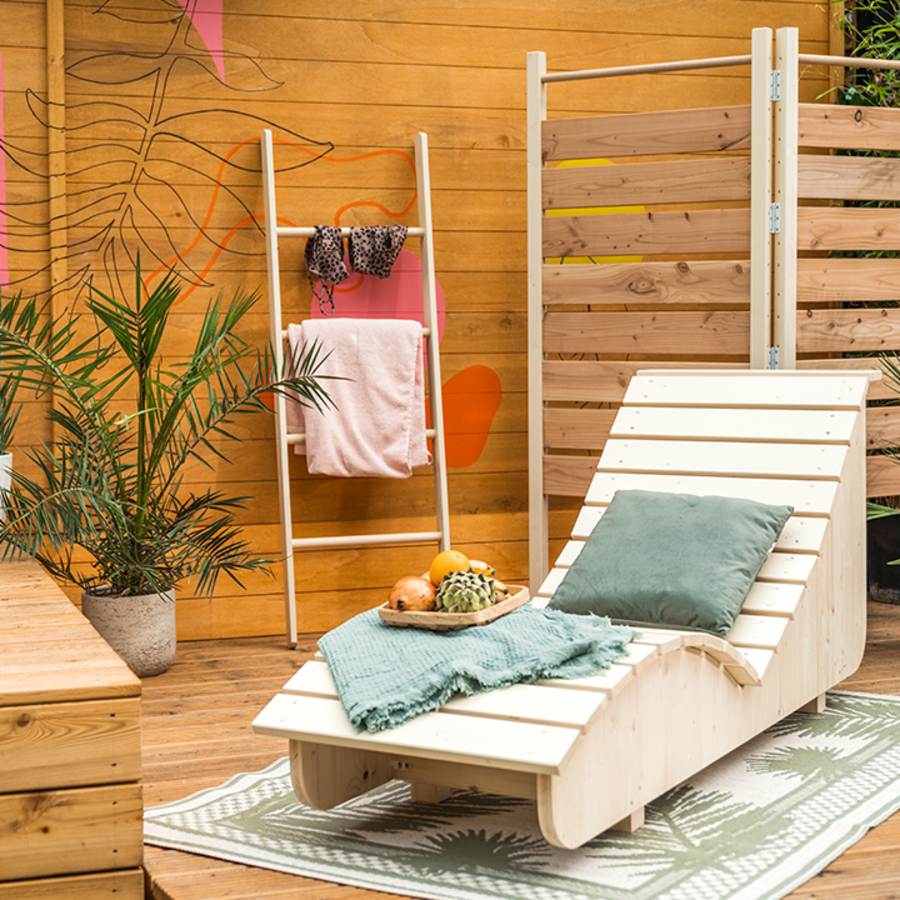 Wellenliege Lena steht auf einer Terrasse mit Sichtschutz, Raumtrenner aus Holz und einen eingelassenen Pool.