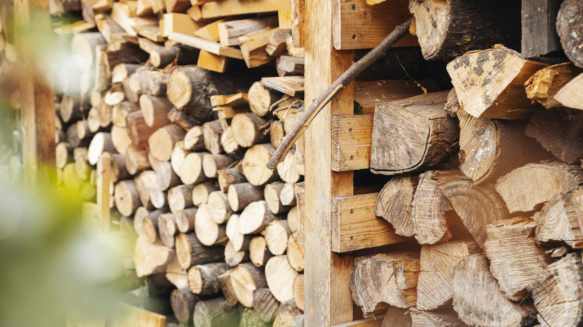 Ein Lager voll mit Feuerholz