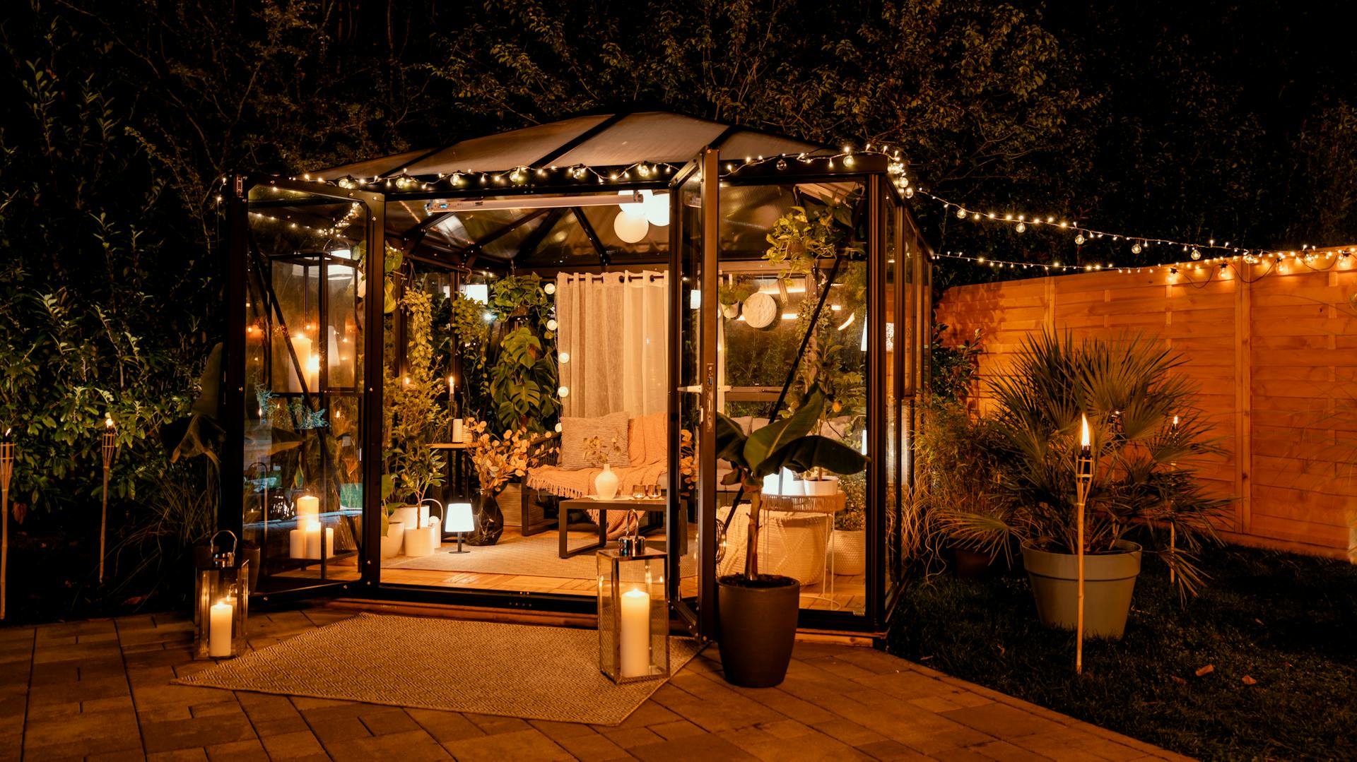Gartenhaus mit gemütlicher Beleuchtung und wärmenden Fellen.