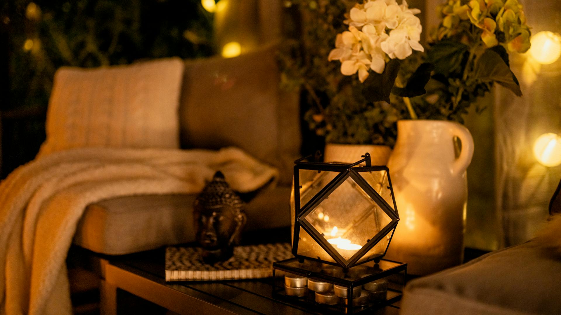Eine kleine Laterne auf einem Tisch bei Nacht.