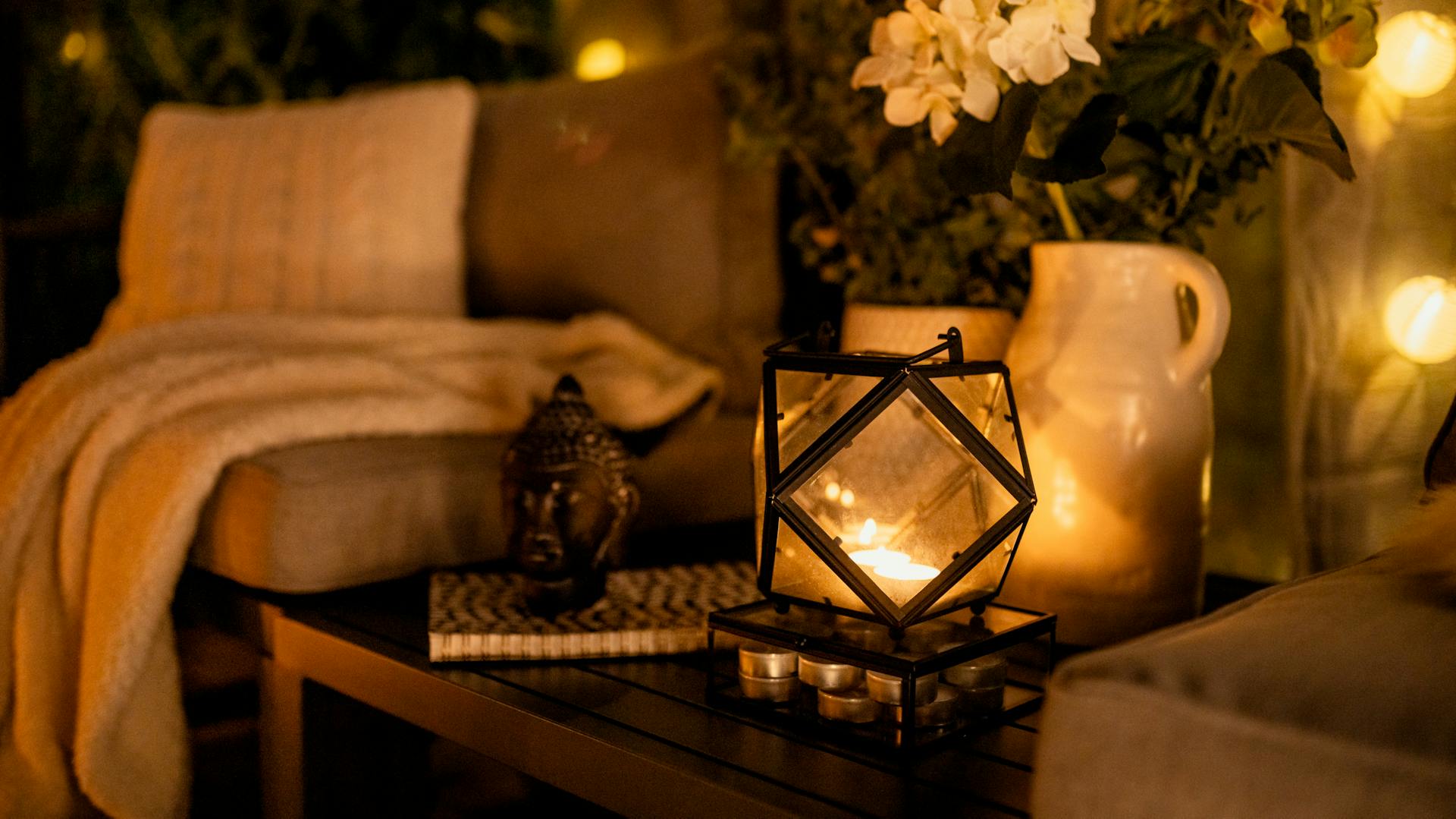 Malá lampa na stole v noci.