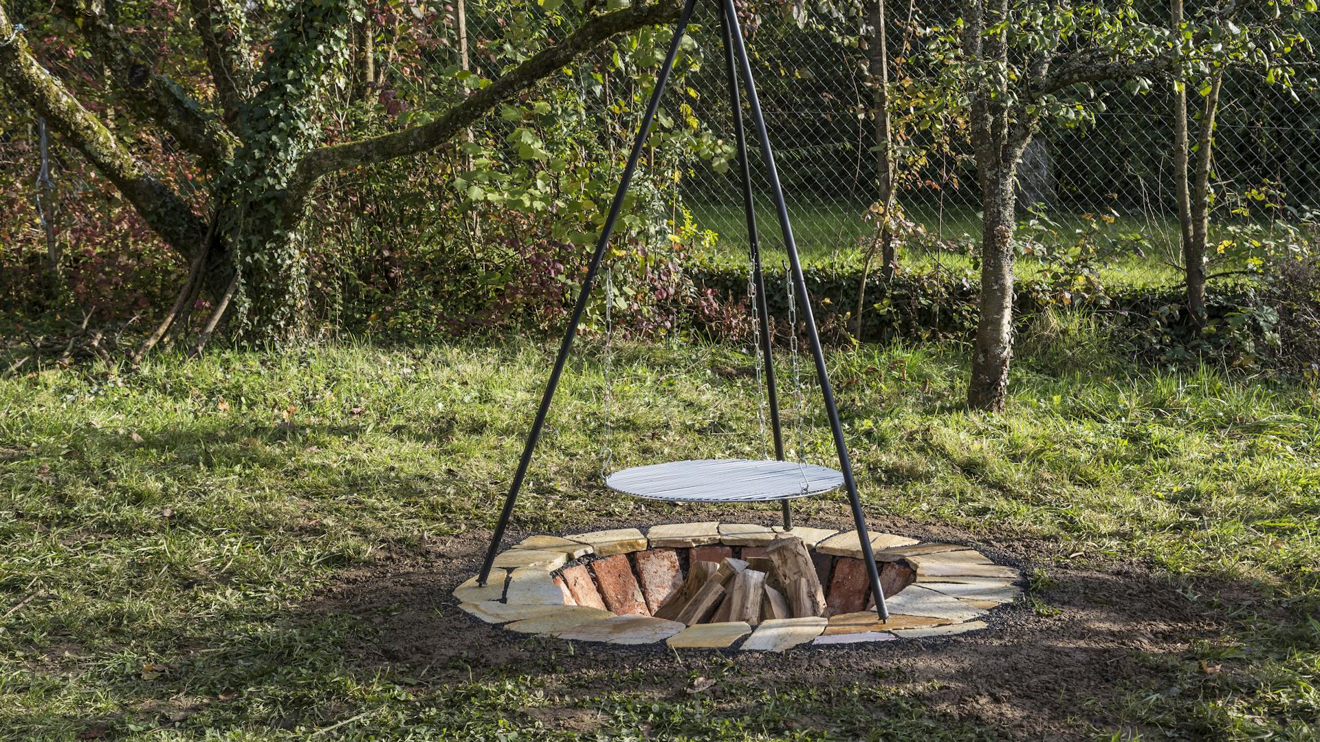 Feuerstelle mit Schwenkgrill