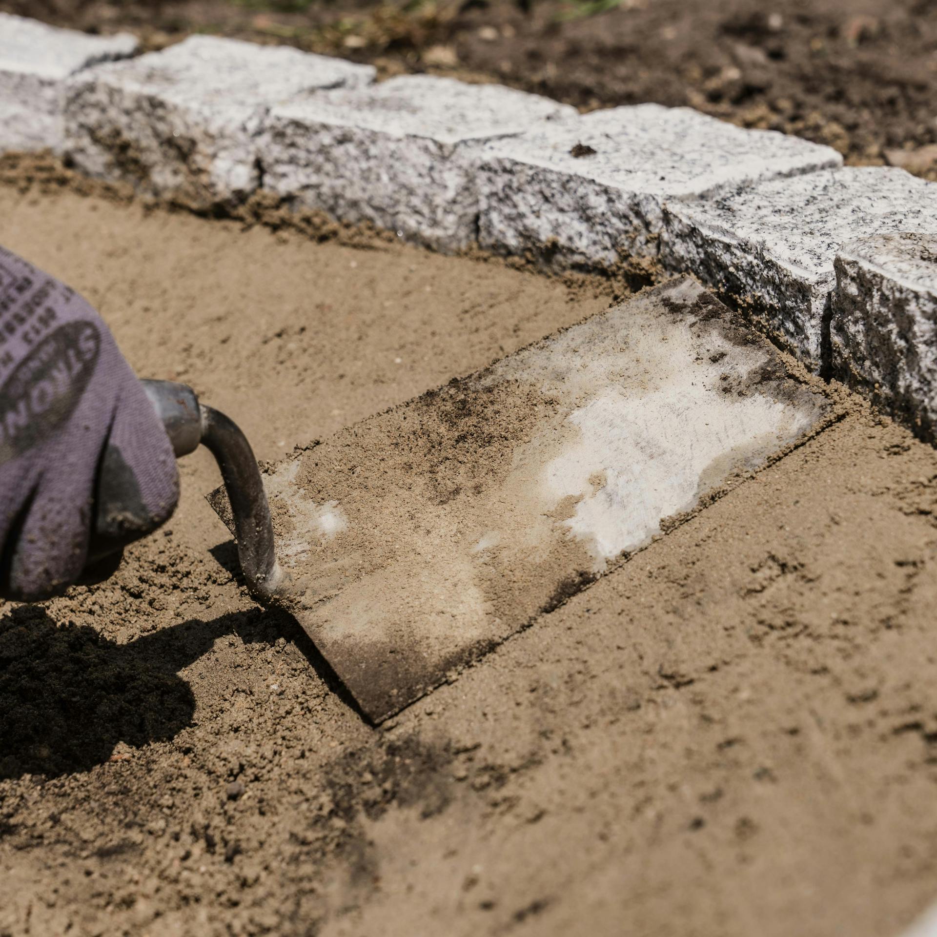 Opravte dlažbu s betónovou opierkou pre krb