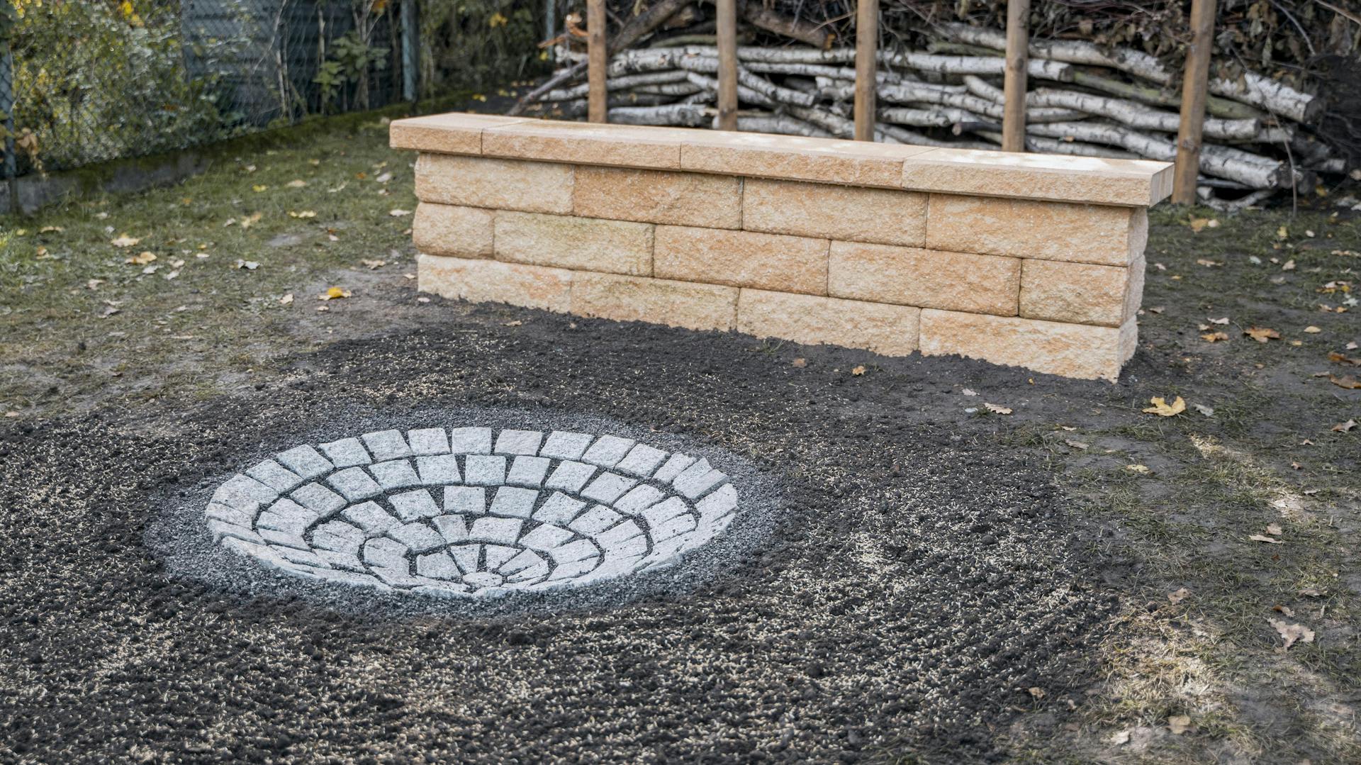 Frisch gepflasterte Feuerstelle ohne Feurschale