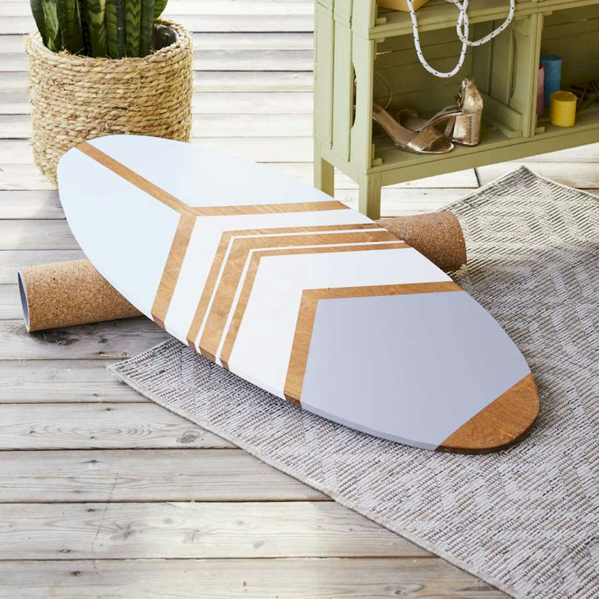 Balance-Board auf dem Fußboden.