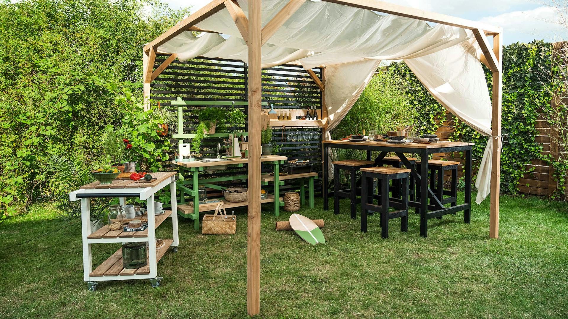 Unter einem Pavillon wurde die Outdoorküche Alfons, der Servierwagen Sophie und die Sitzgruppe Ede im Garten aufgebaut.