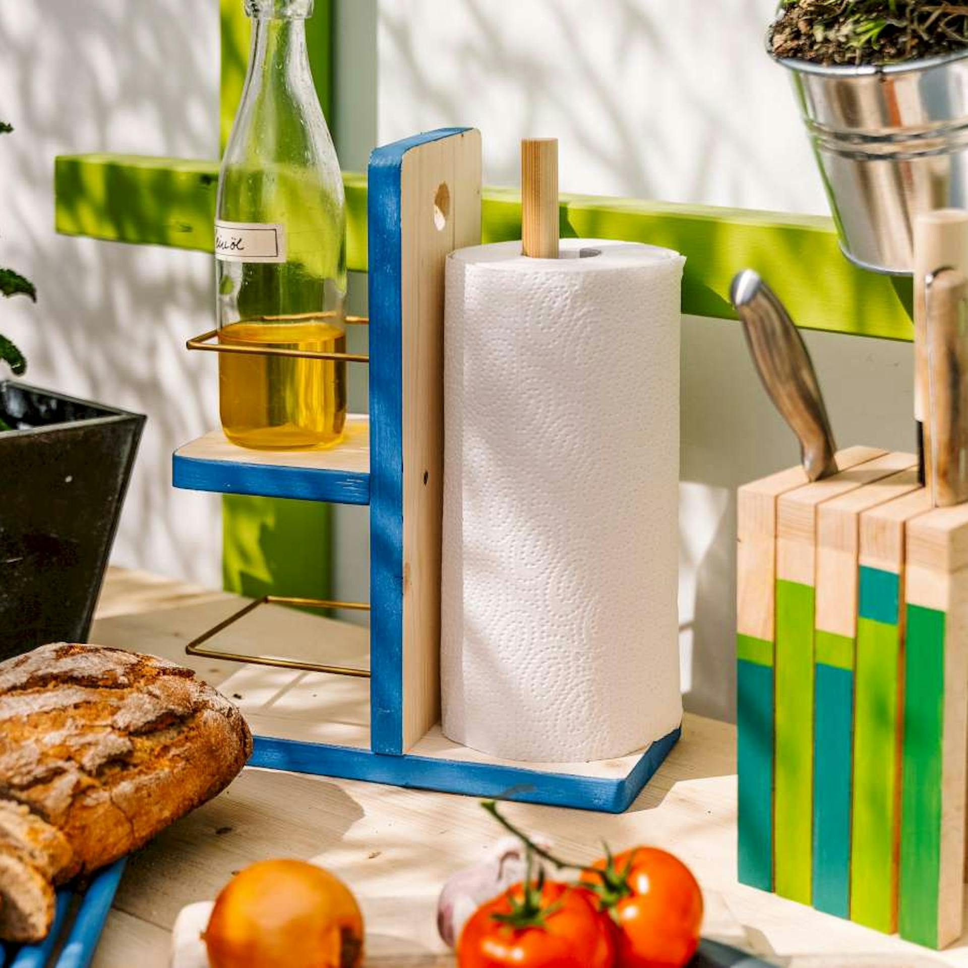 Selbstgemachte Küchenrollenhalterung auf einem gedeckten Frühstückstisch.