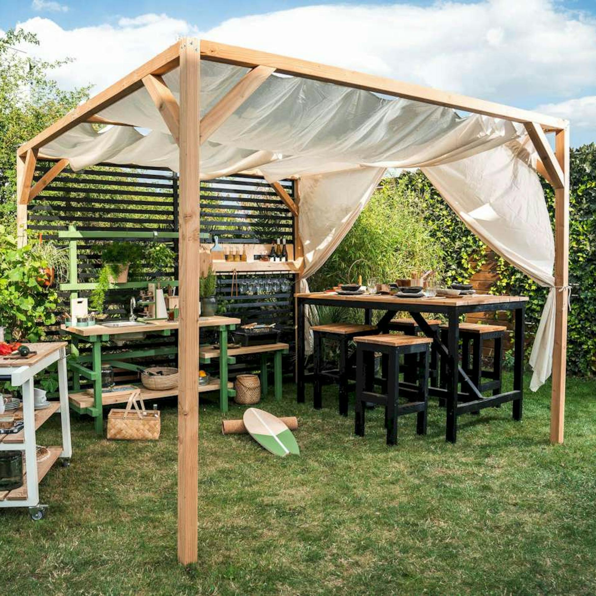 Pavillon Grundkonstruktion im Garten.