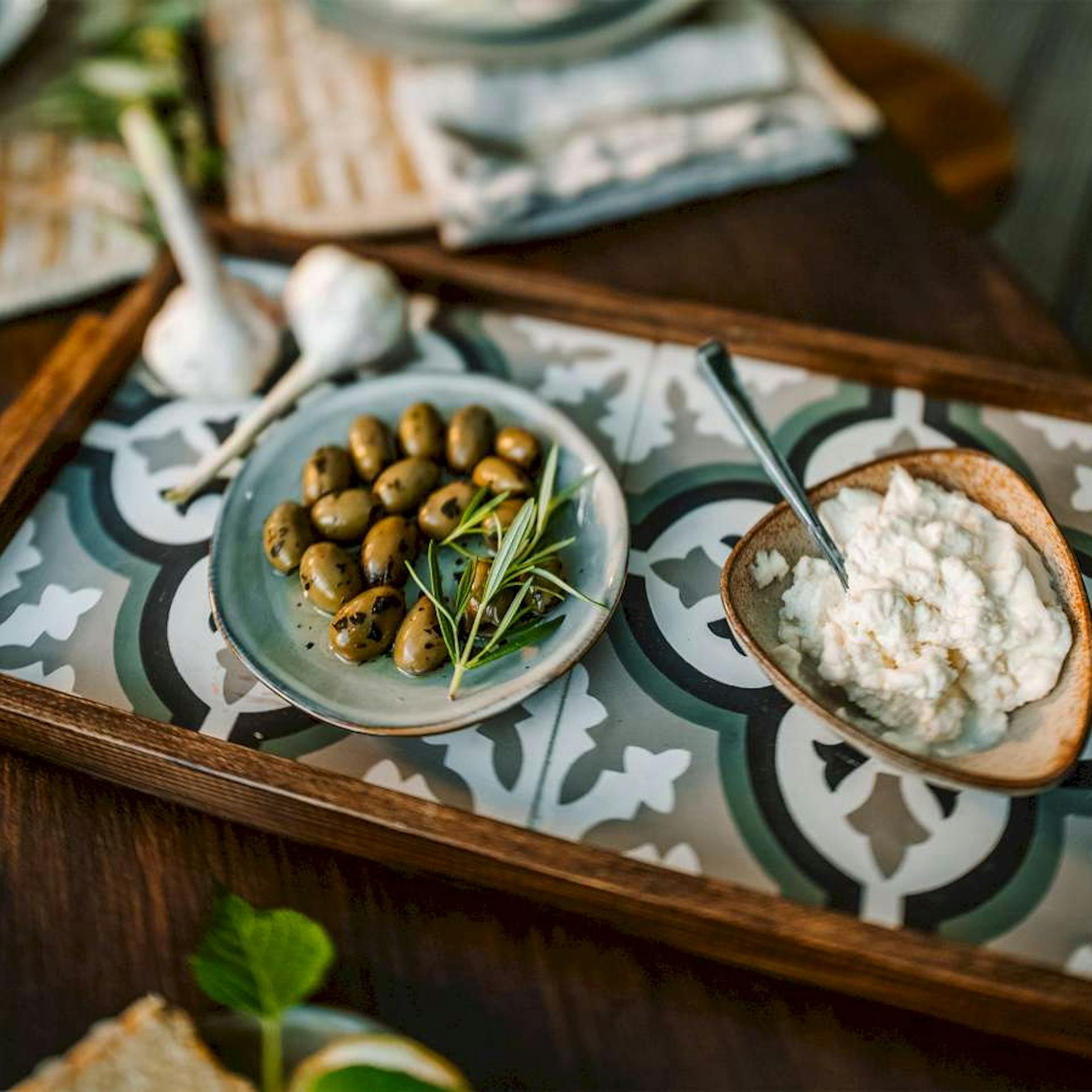 Tablett Betonfliesen mit verschiedenen Gerichten.