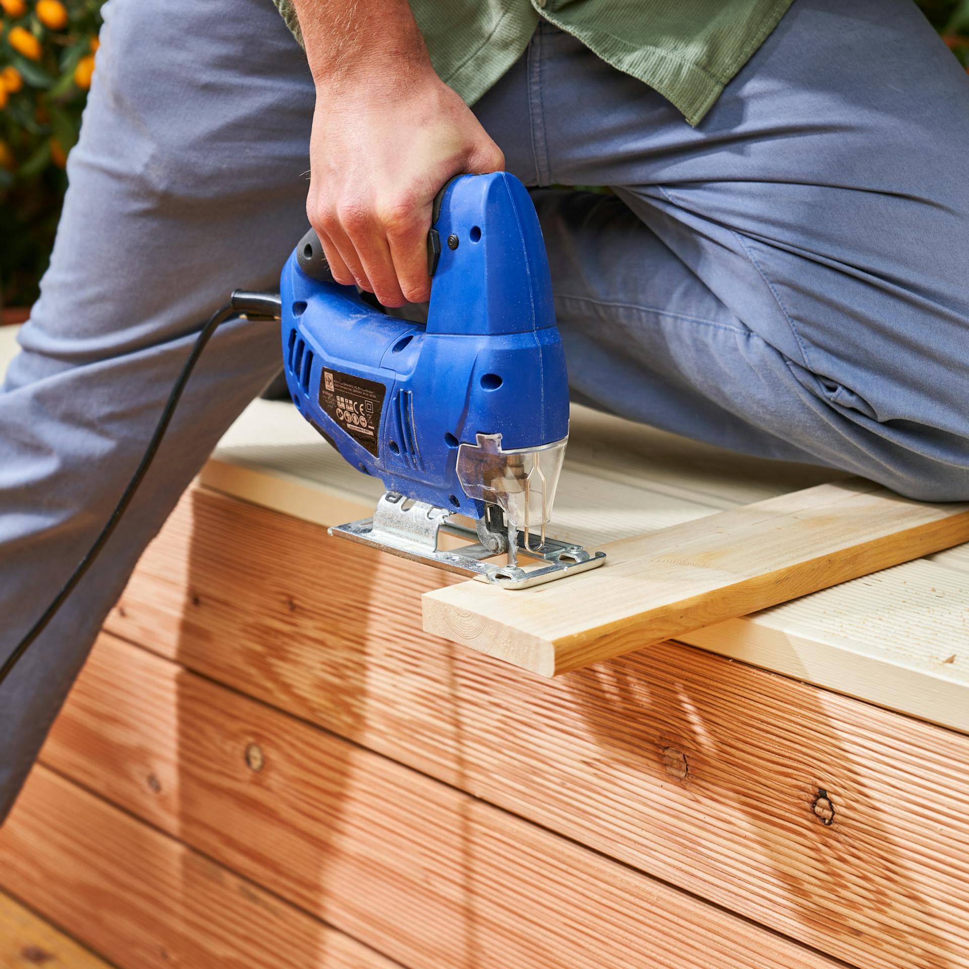 Heimwerker schneidet Bauteil für Verkleidung eines Fußbads mit Stichsäge zu