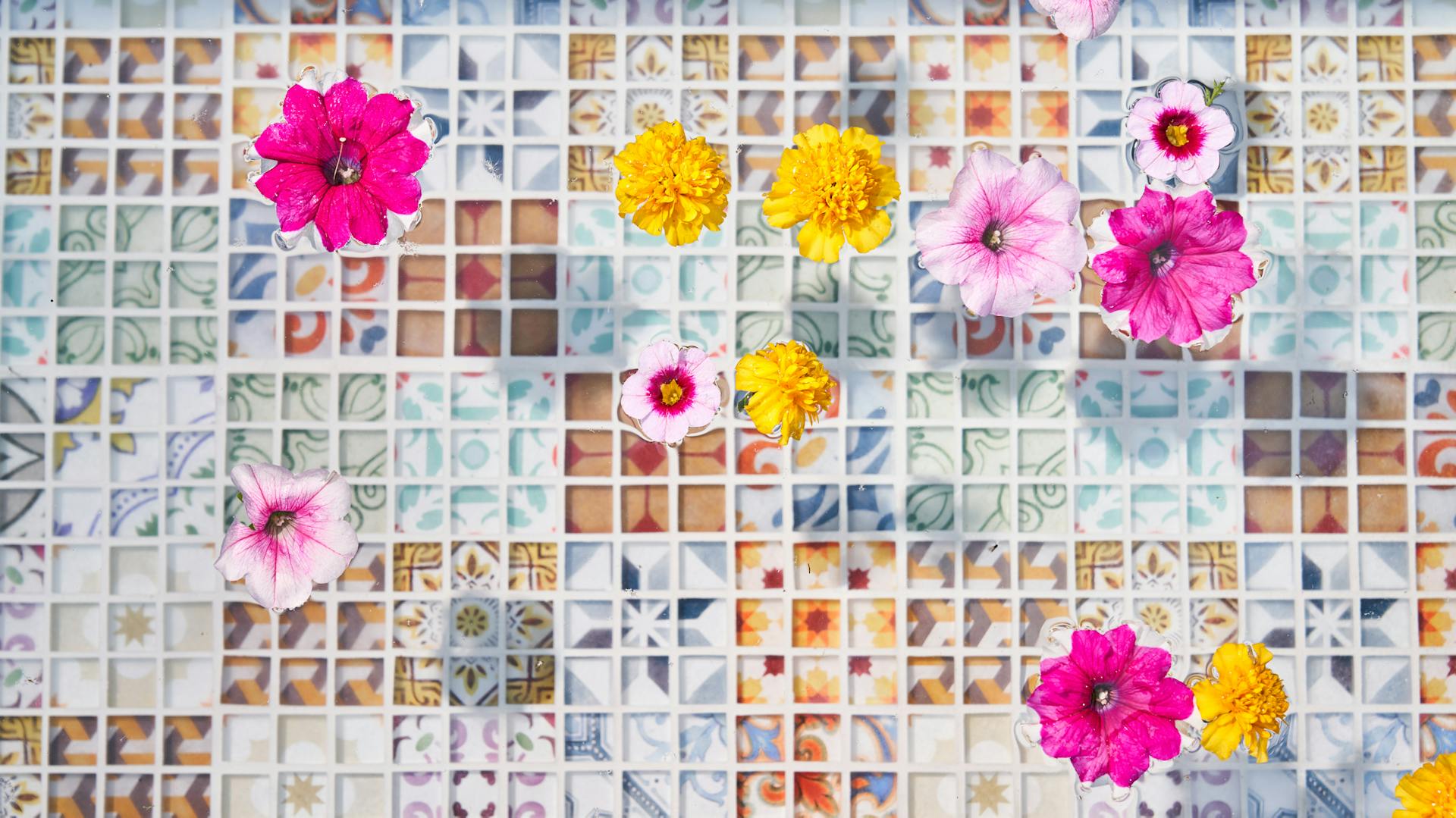 Blumen auf Wasseroberfläche von selbstgebautem Fußbad
