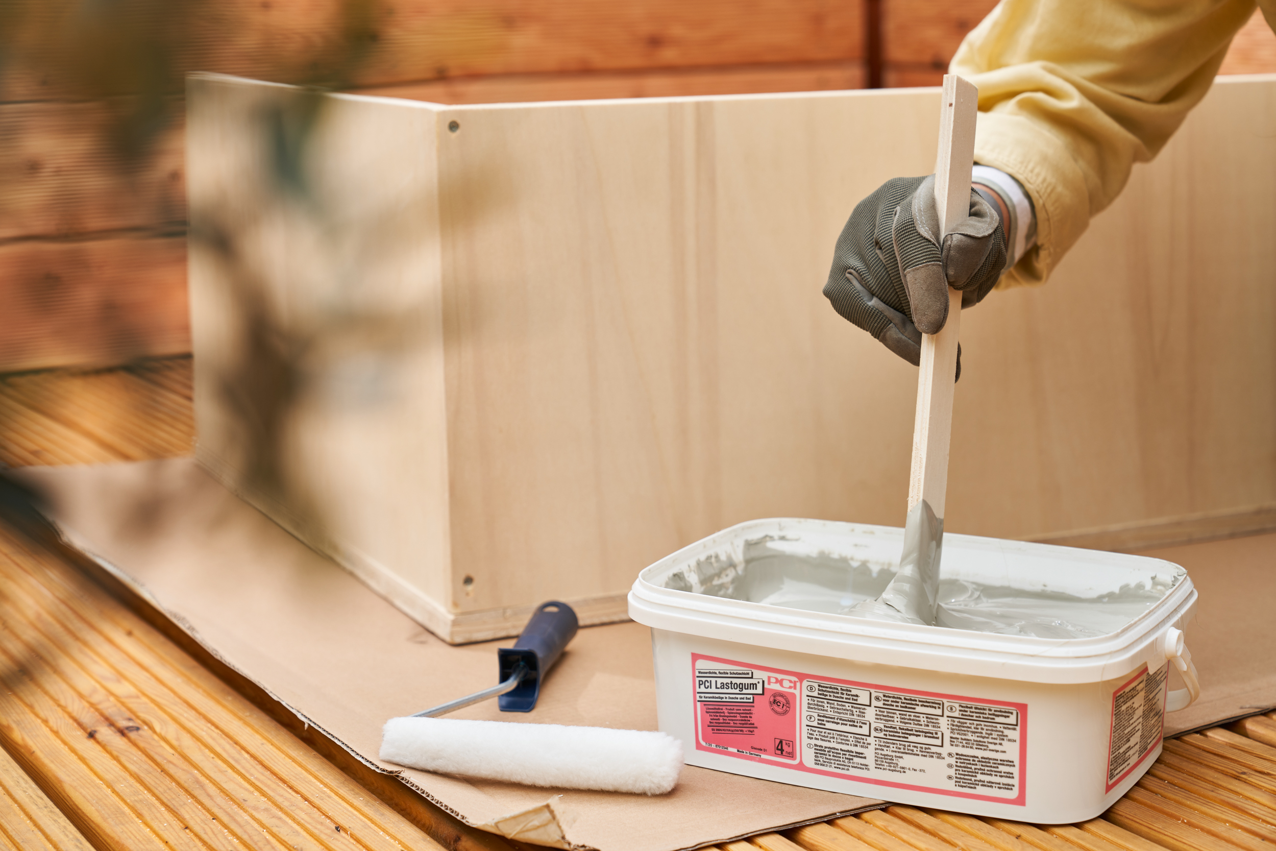 Házi barkácsoló keveri a tömítőanyagot.