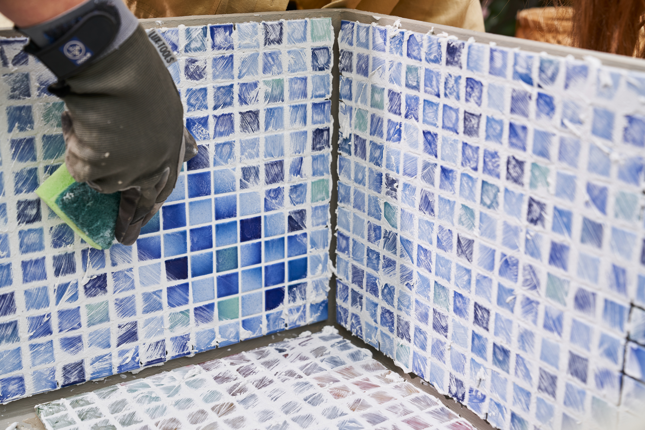 A barkácsoló szivaccsal távolítja el a felesleges fugát.