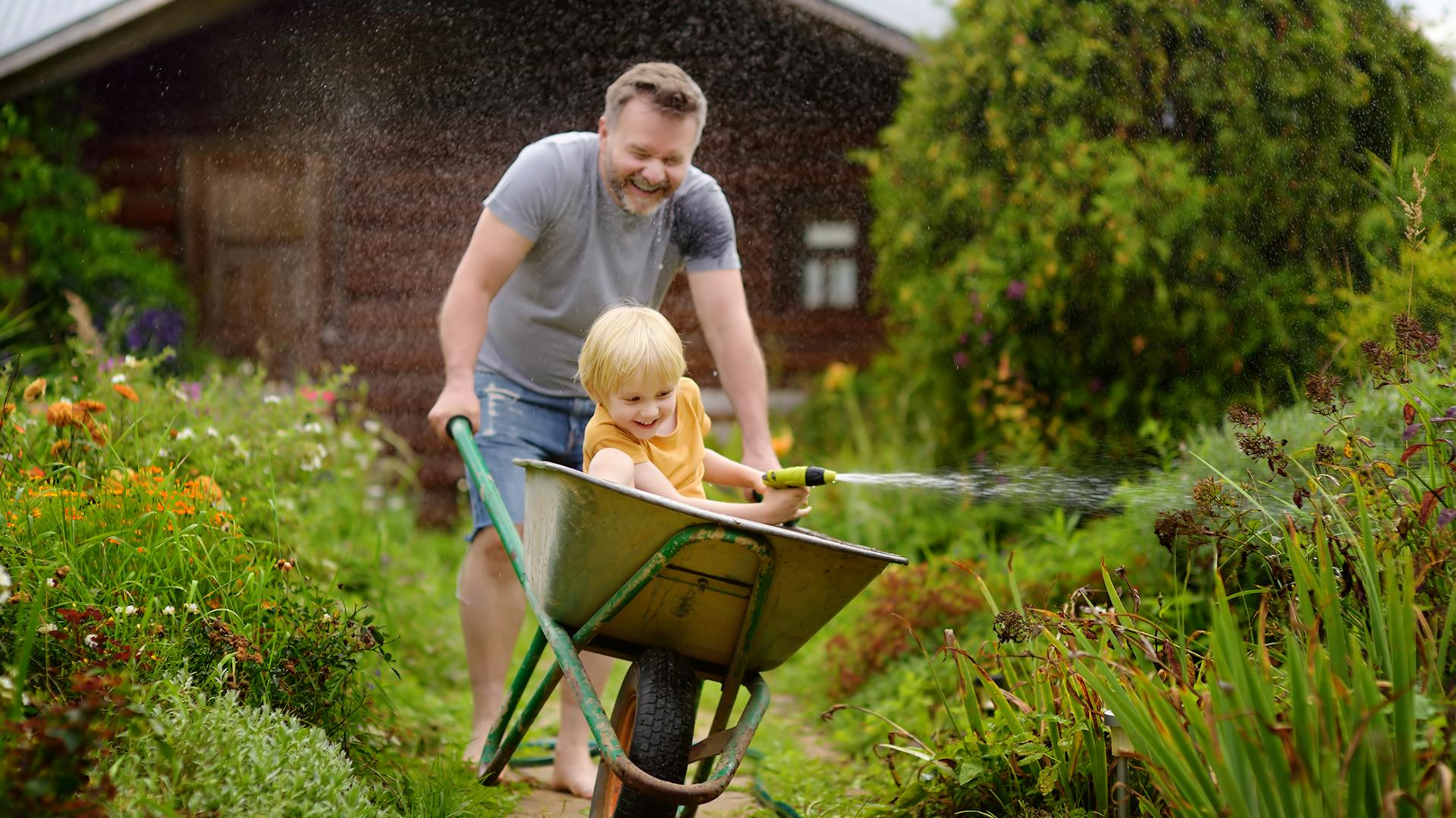 Un uomo spinge un bambino in una carriola